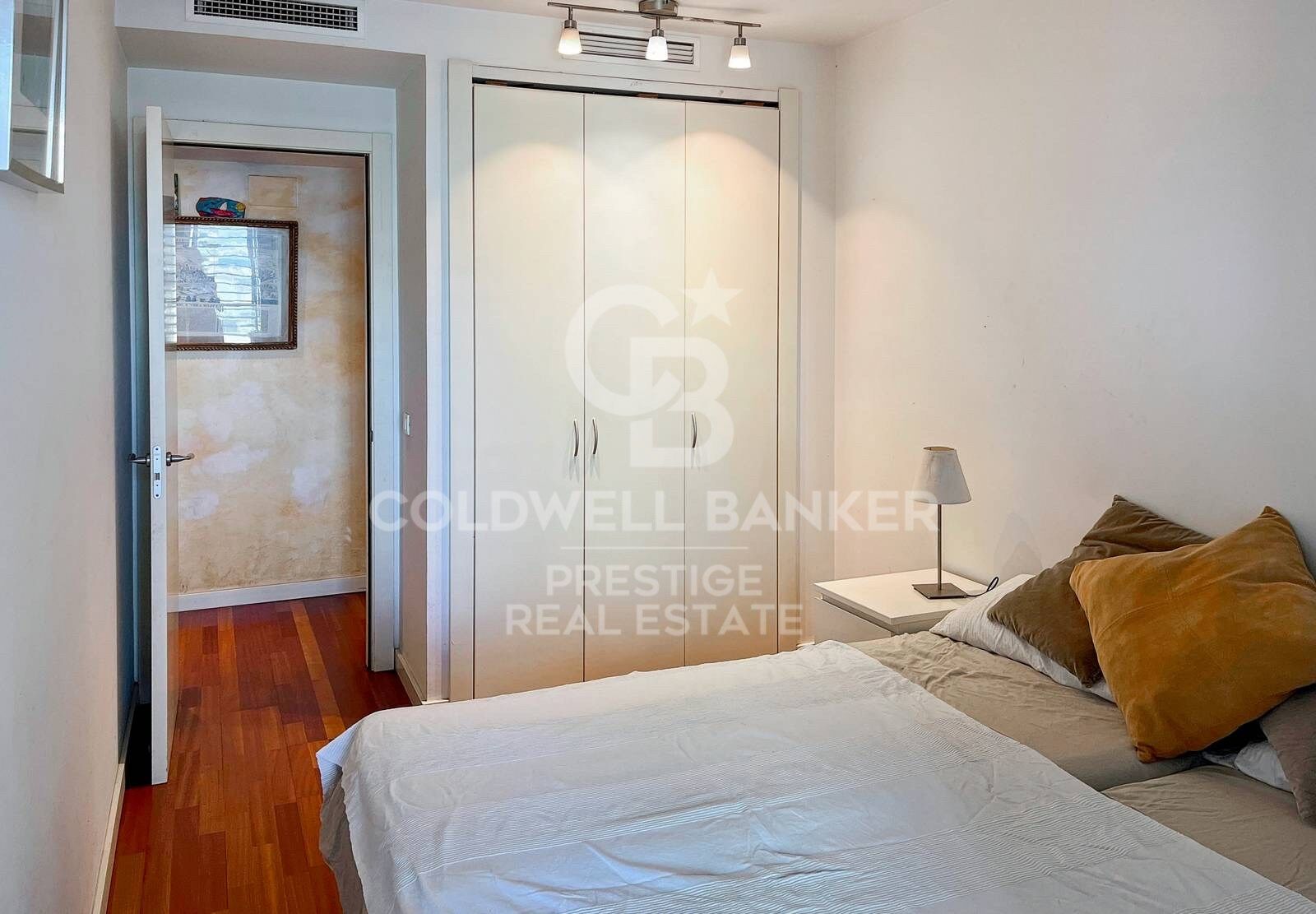 Tourist licensed flat with sea front terrace for sale