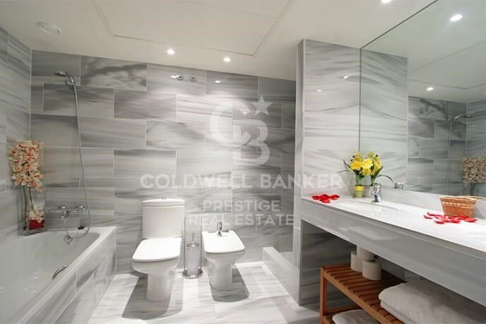 Tourist licensed flat with sea front terrace for sale