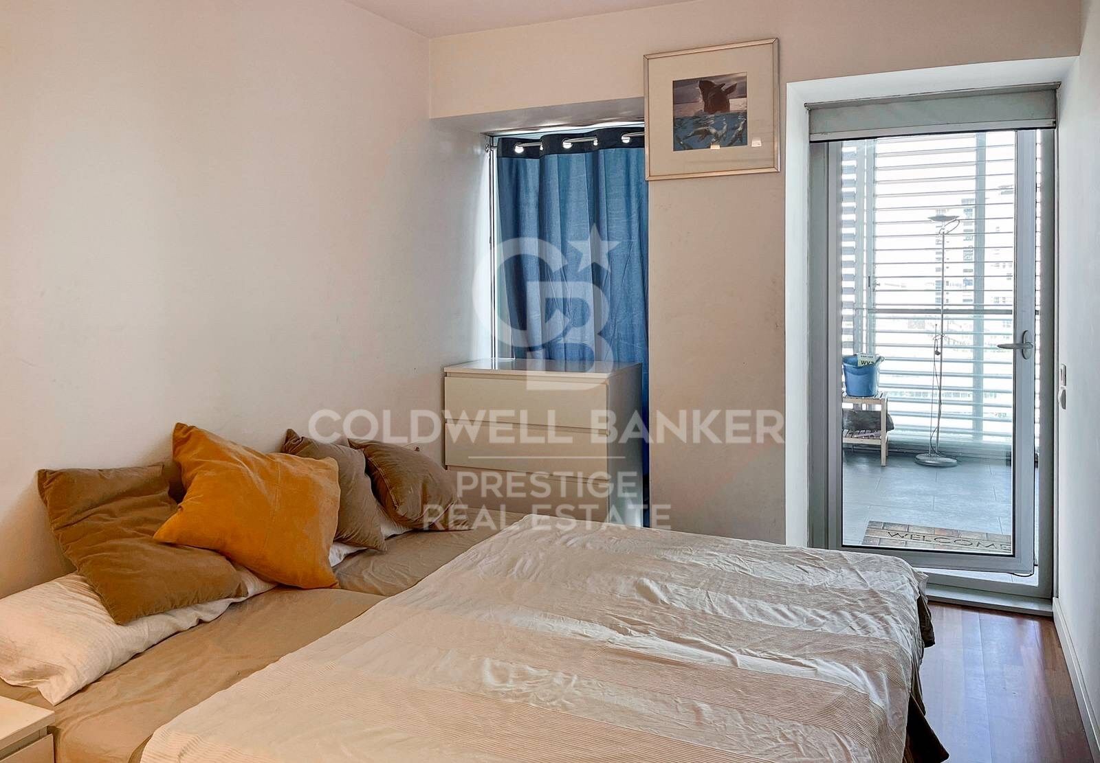 Tourist licensed flat with sea front terrace for sale