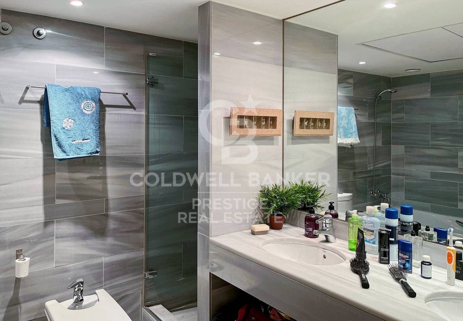 Tourist licensed flat with sea front terrace for sale