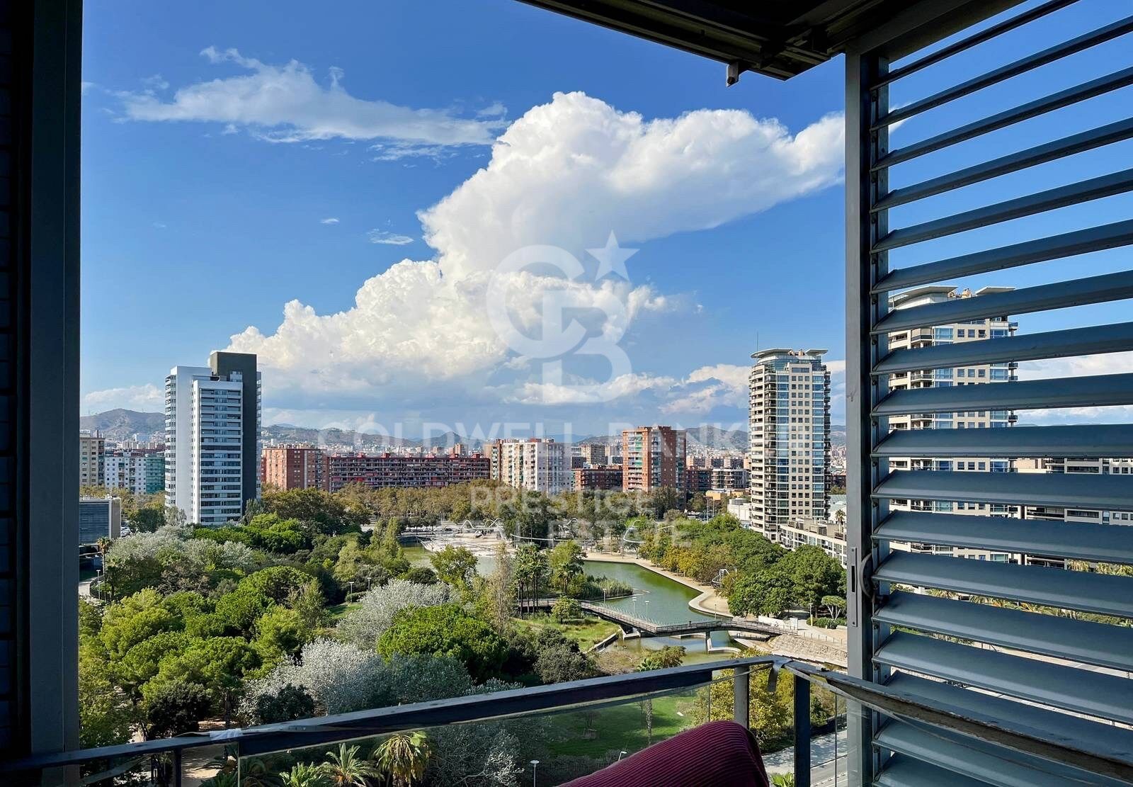 Piso con licencia turística con terraza frente al mar en venta