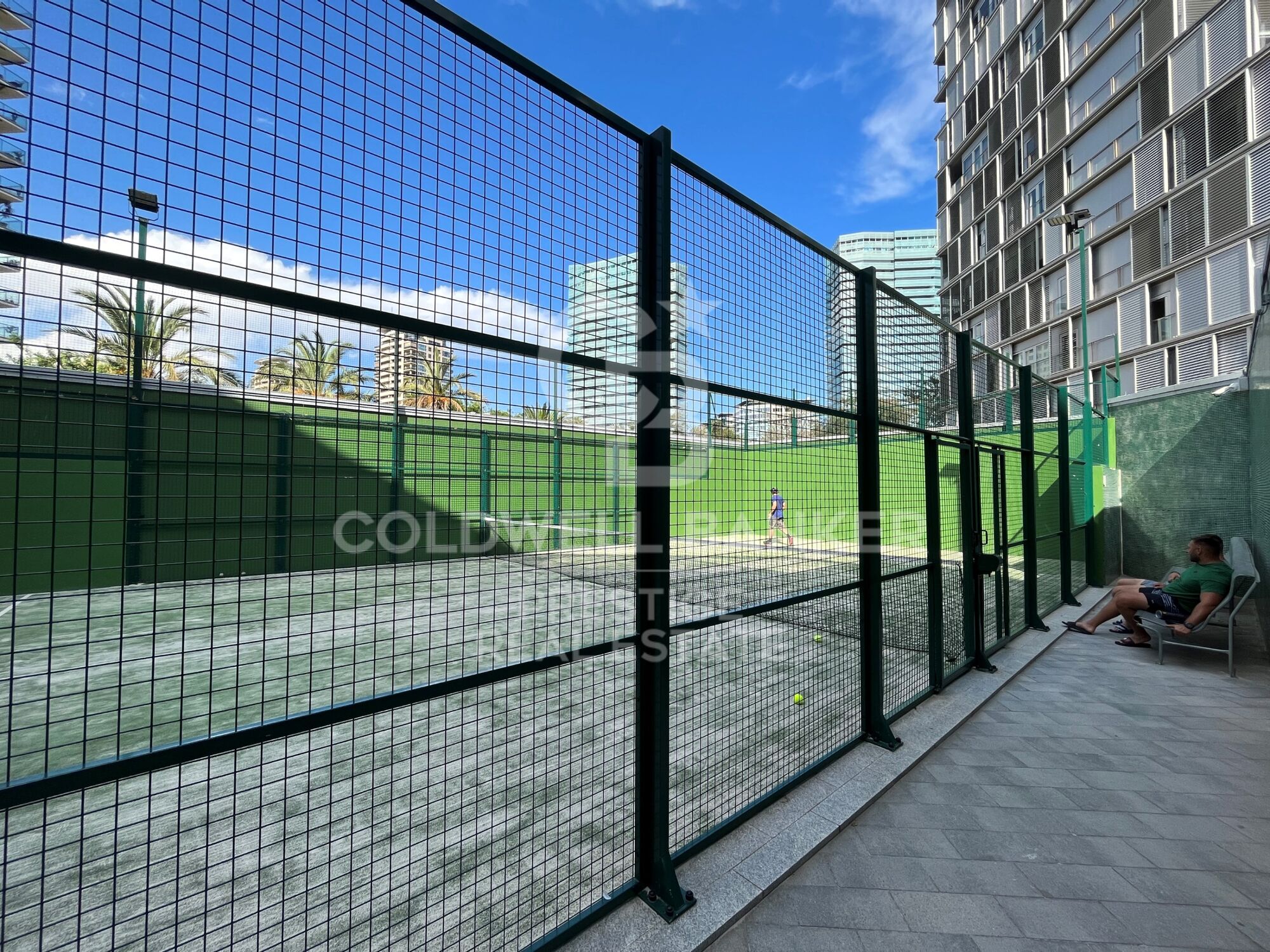 Piso con licencia turística con terraza frente al mar en venta