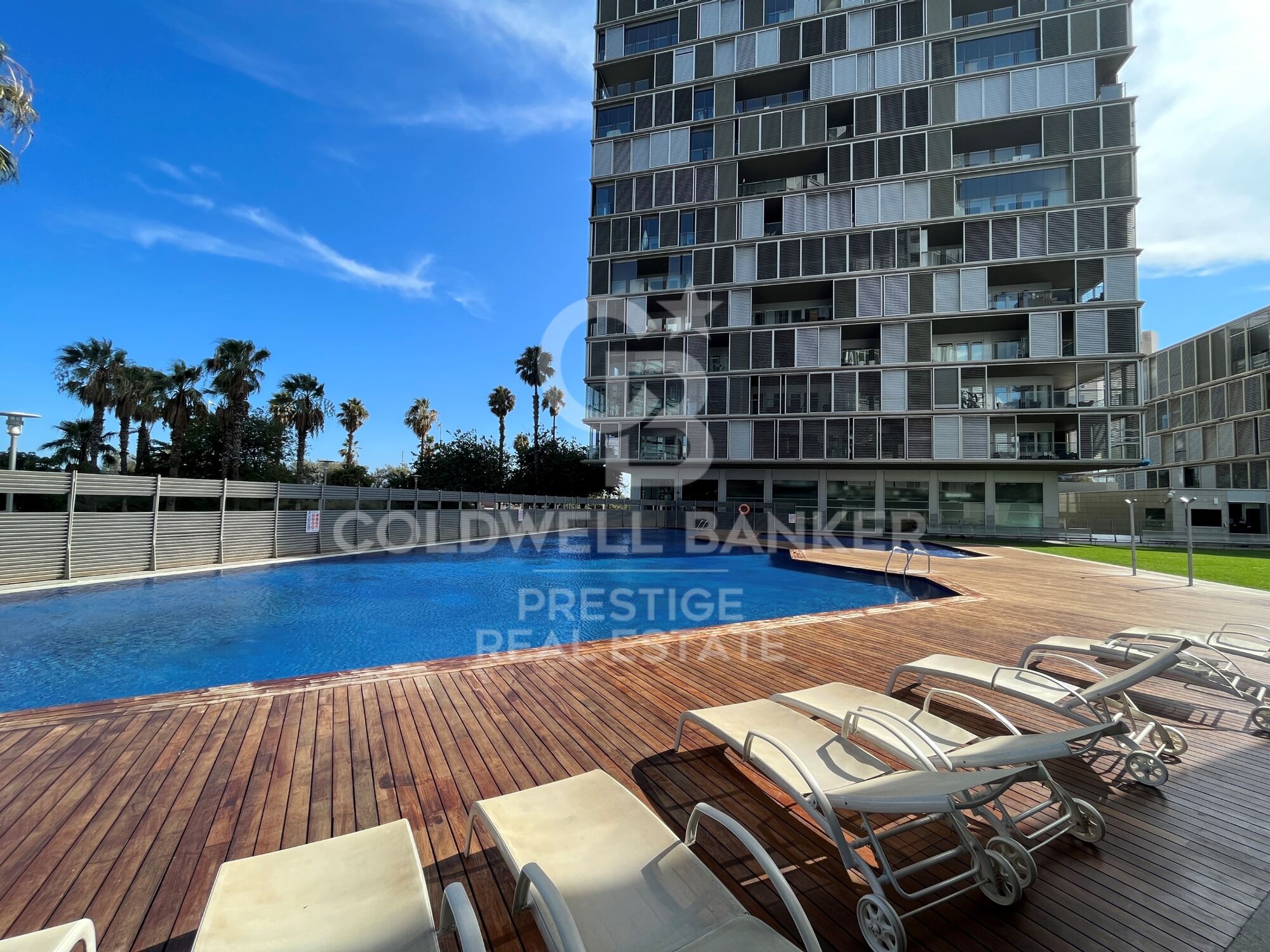 Appartement touristique avec terrasse en bord de mer à vendre