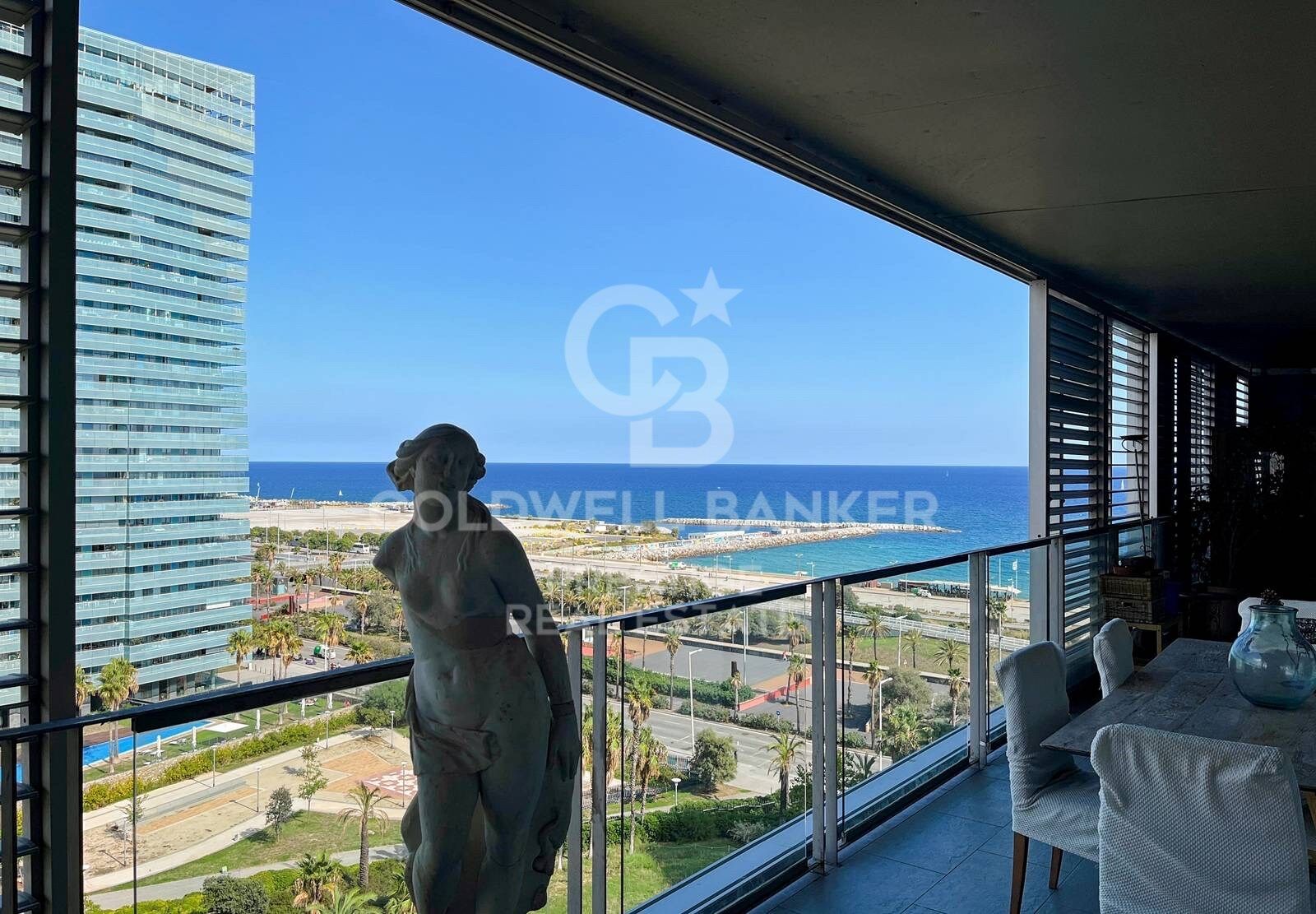 Piso con licencia turística con terraza frente al mar en venta