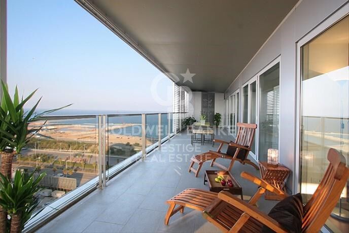 Piso con licencia turística con terraza frente al mar en venta