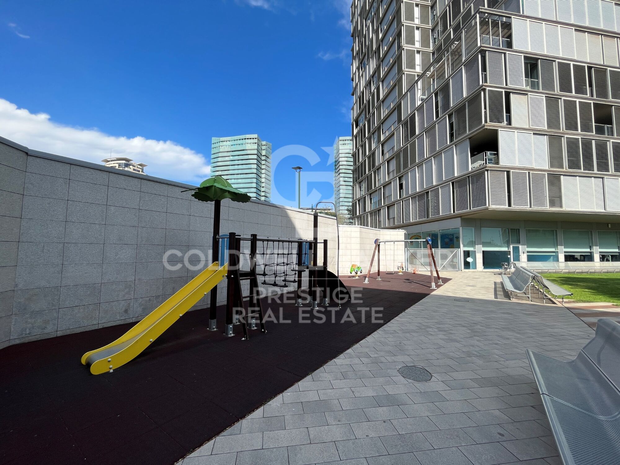 Appartement touristique avec terrasse en bord de mer à vendre