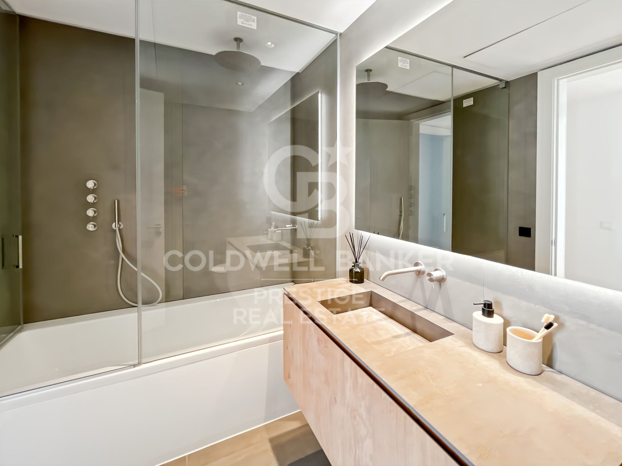 Luxury development with swimming pool in Paseo de Gracia