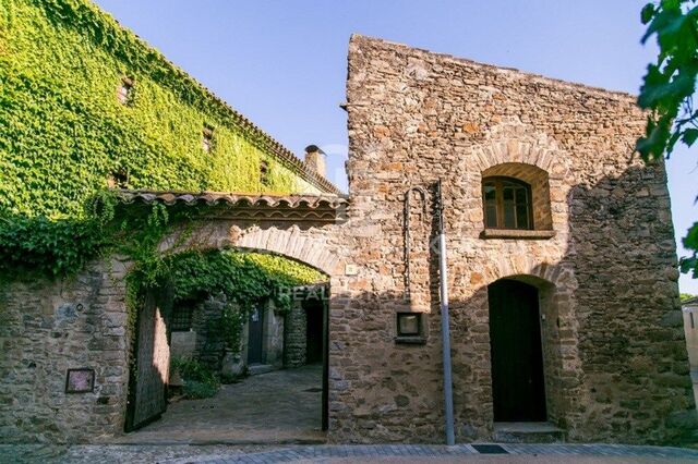 For sale, charming renovated village house located in the municipality of Gualta, Baix Empordà.
