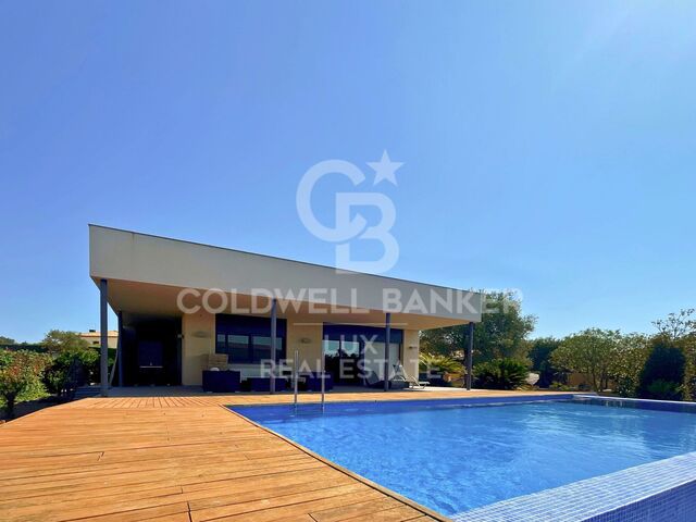 Luxury house in the Golf de Peralada with pool and garage