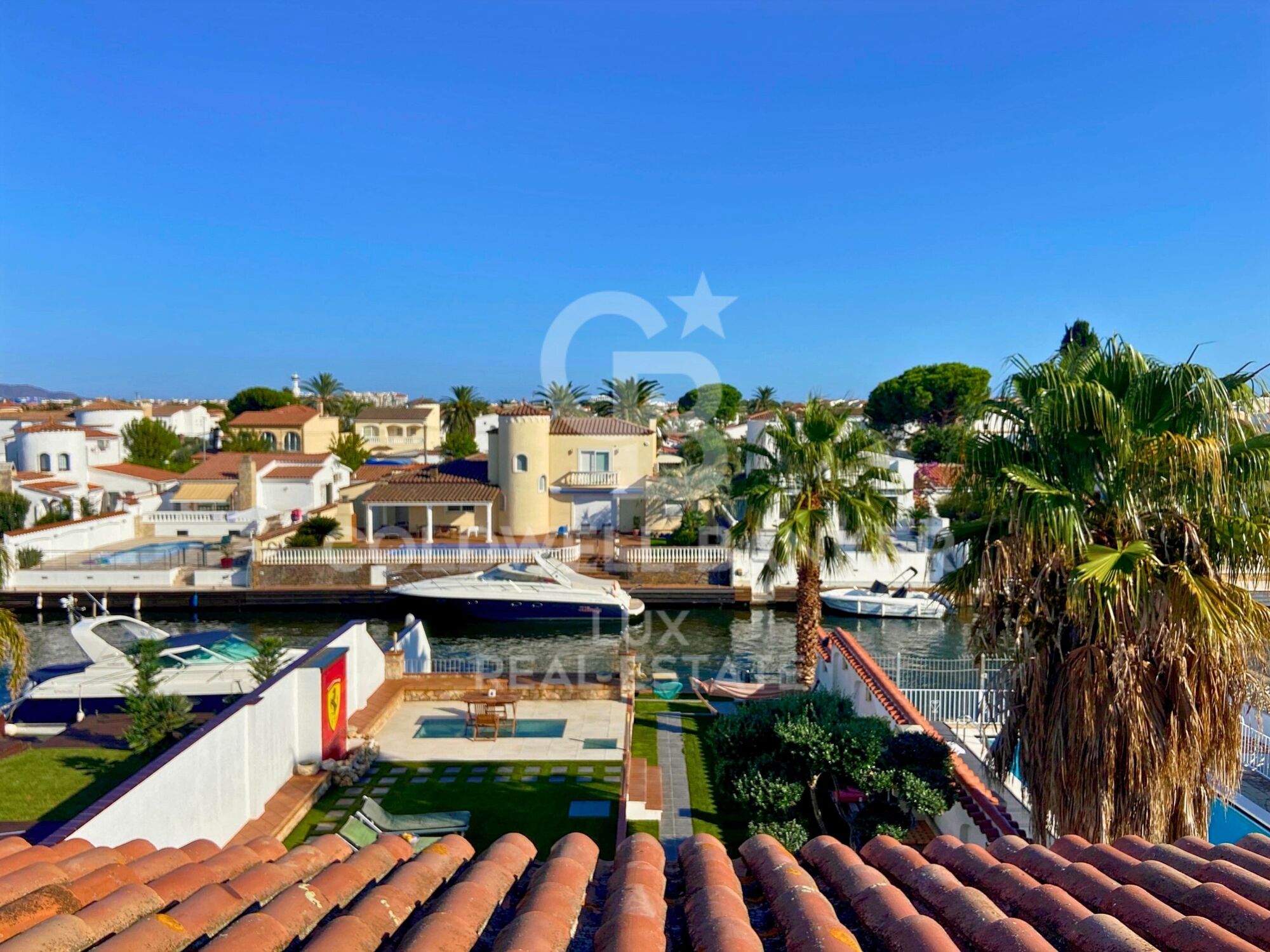 Villa de lujo única con garaje para barcos de 20 m en Empuriabrava