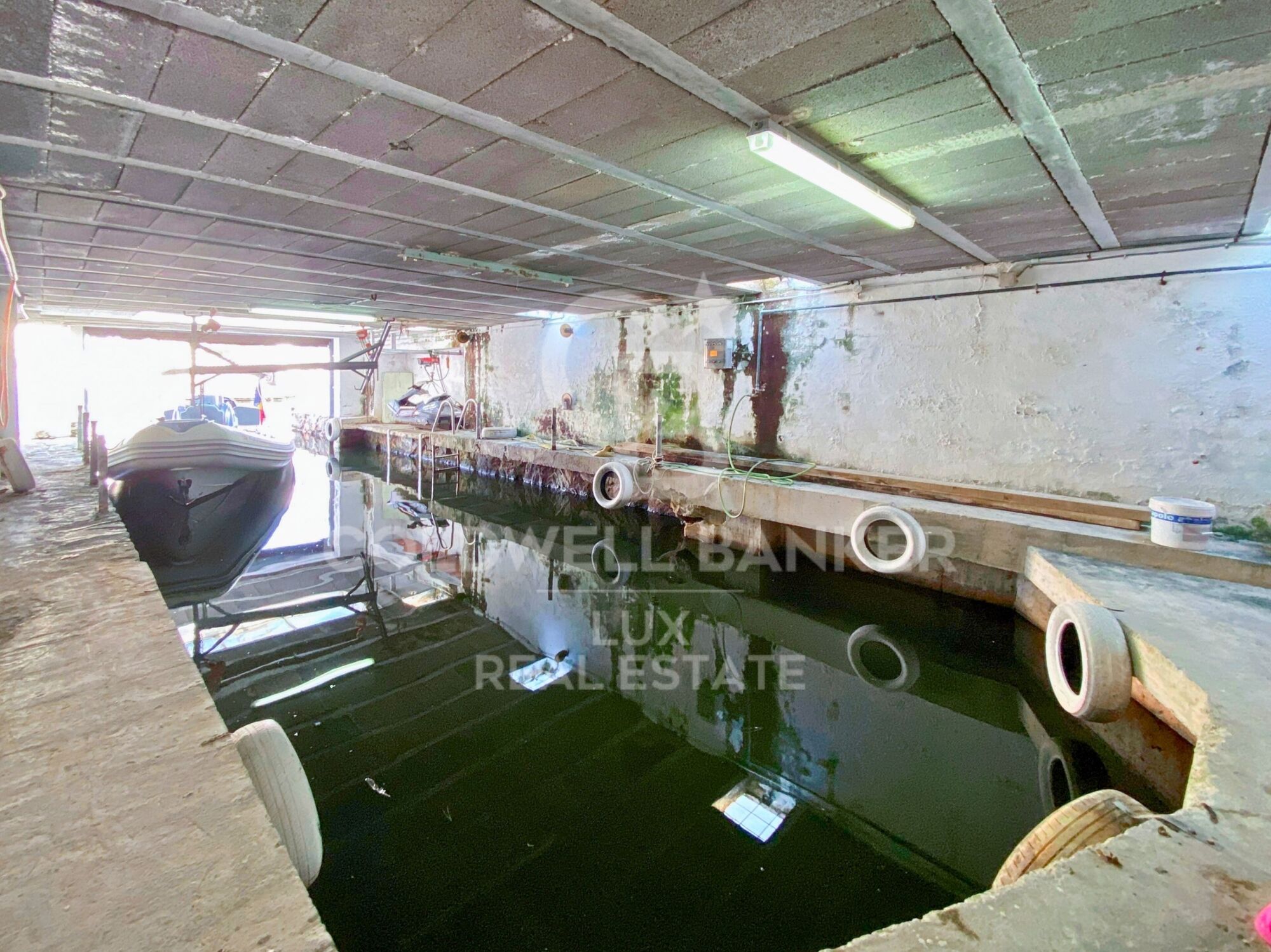 Villa de lujo única con garaje para barcos de 20 m en Empuriabrava