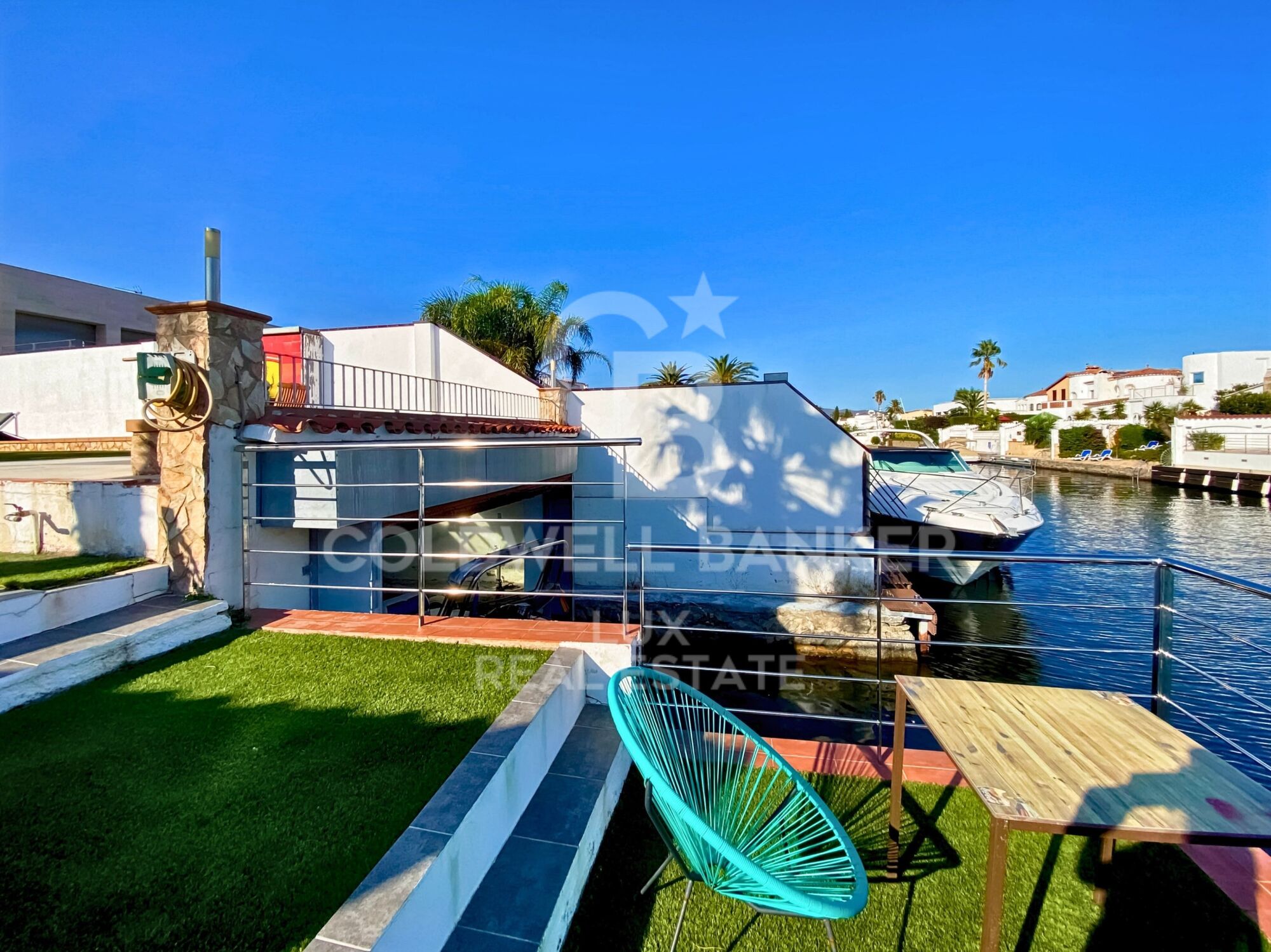 Villa de lujo única con garaje para barcos de 20 m en Empuriabrava
