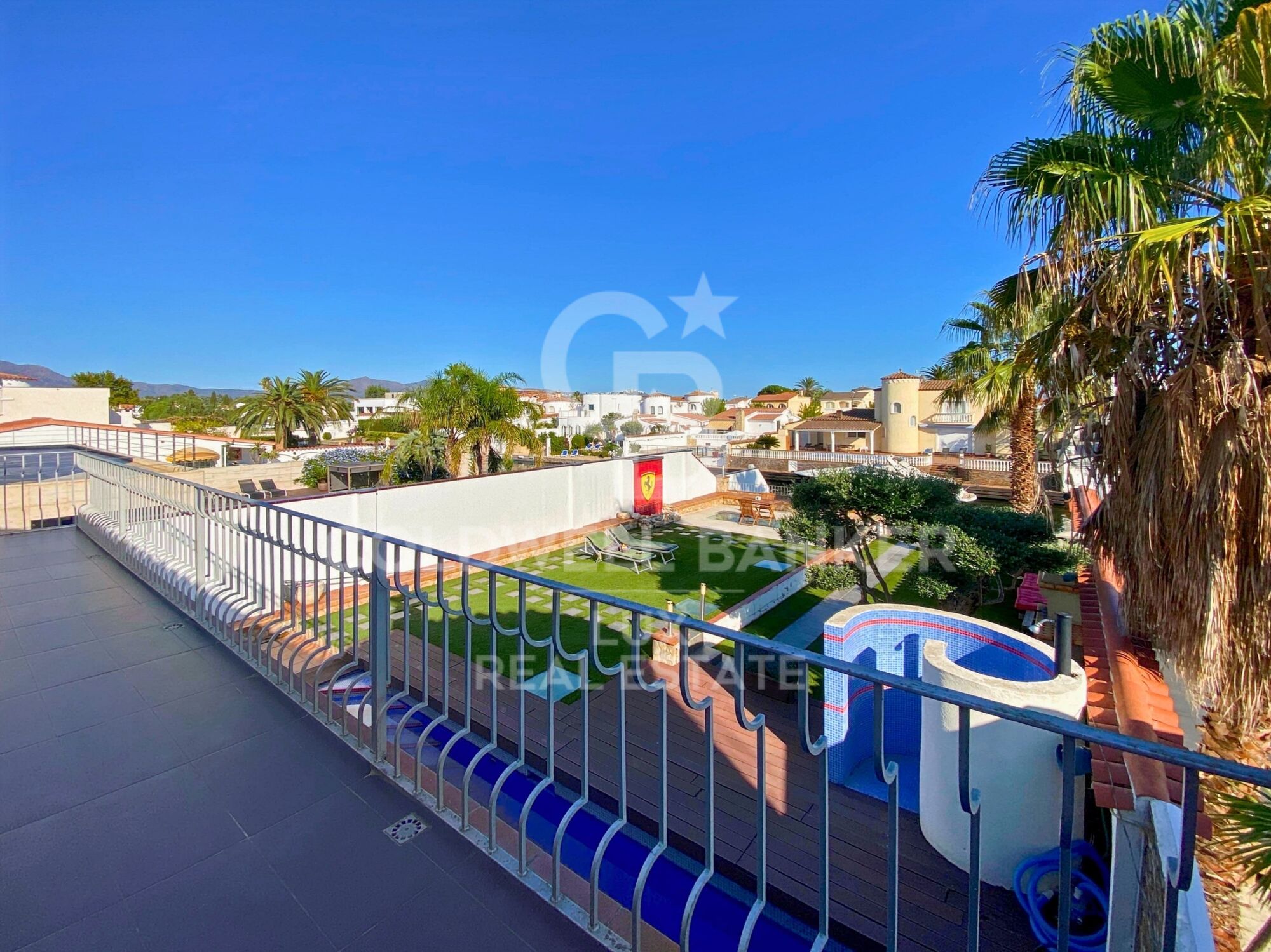 Villa de lujo única con garaje para barcos de 20 m en Empuriabrava