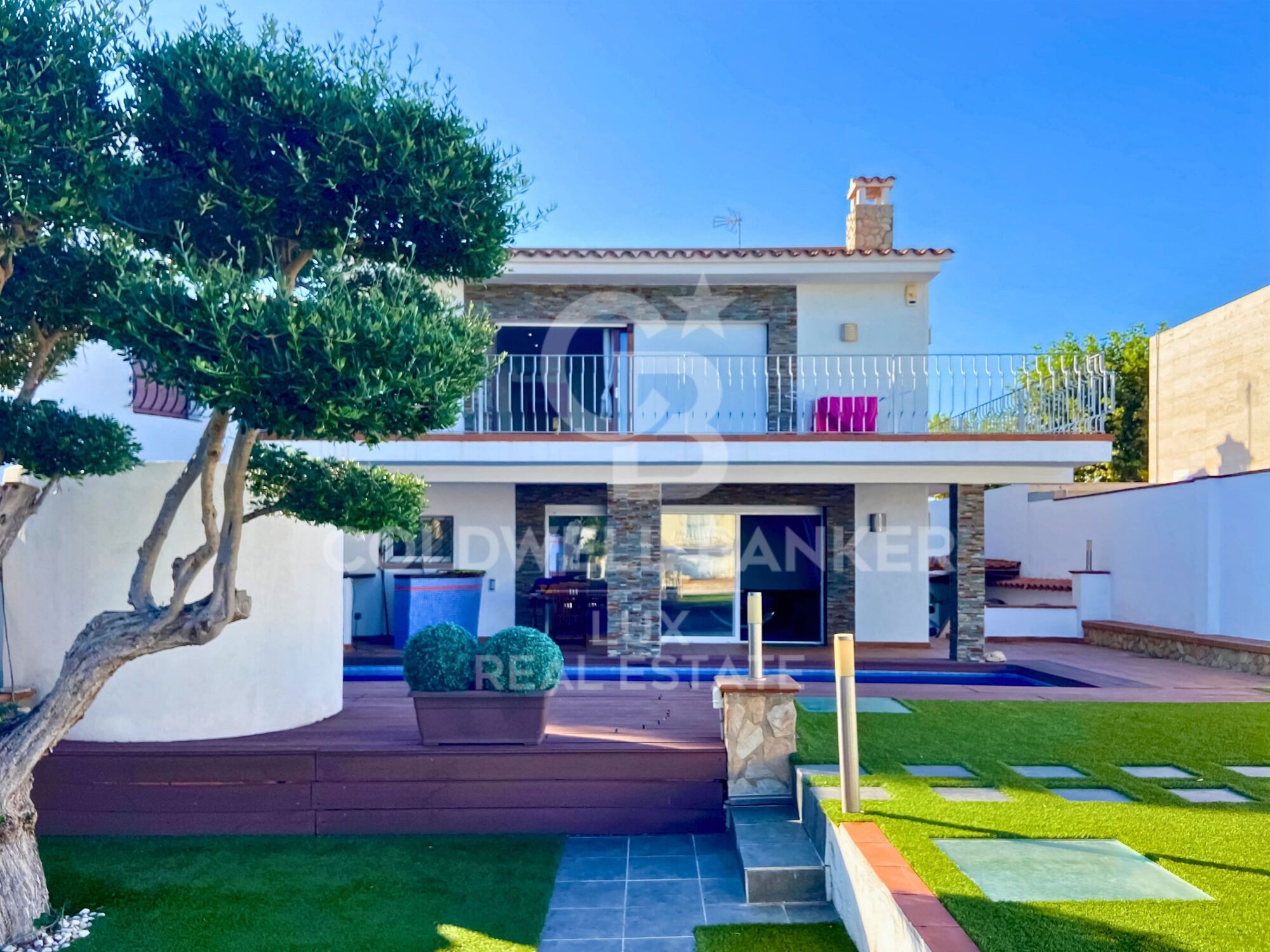 Villa de lujo única con garaje para barcos de 20 m en Empuriabrava