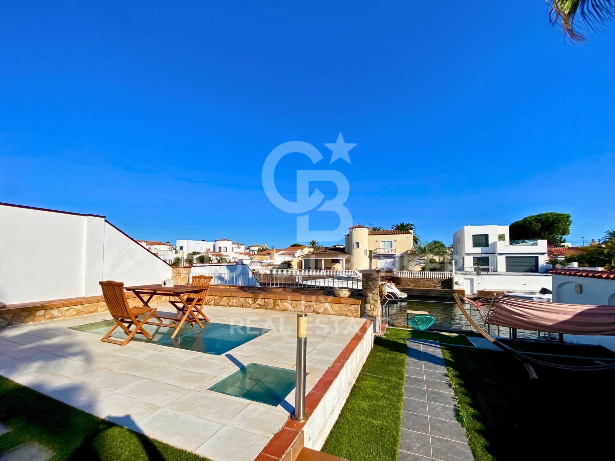 Villa de lujo única con garaje para barcos de 20 m en Empuriabrava