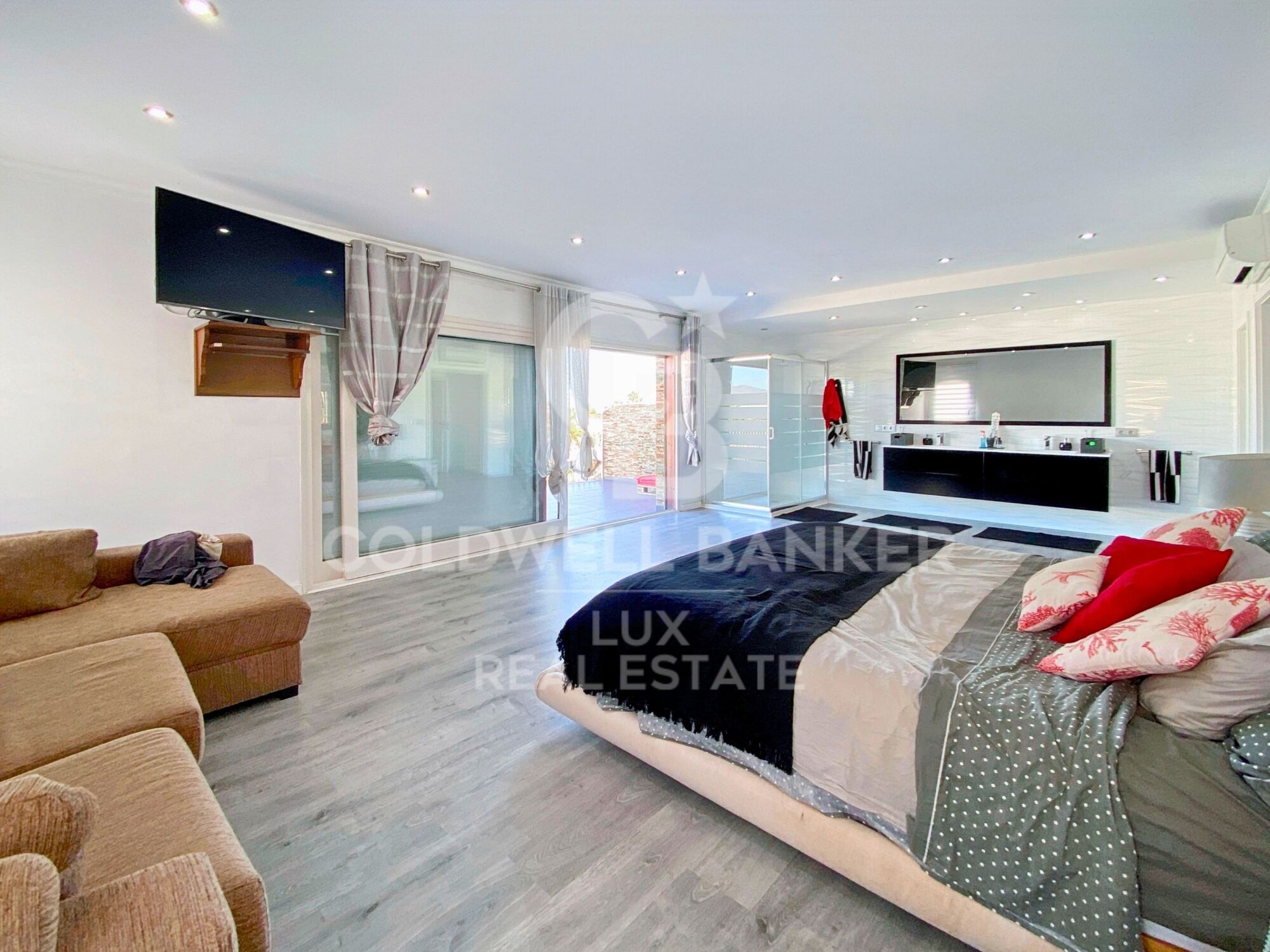 Villa de lujo única con garaje para barcos de 20 m en Empuriabrava