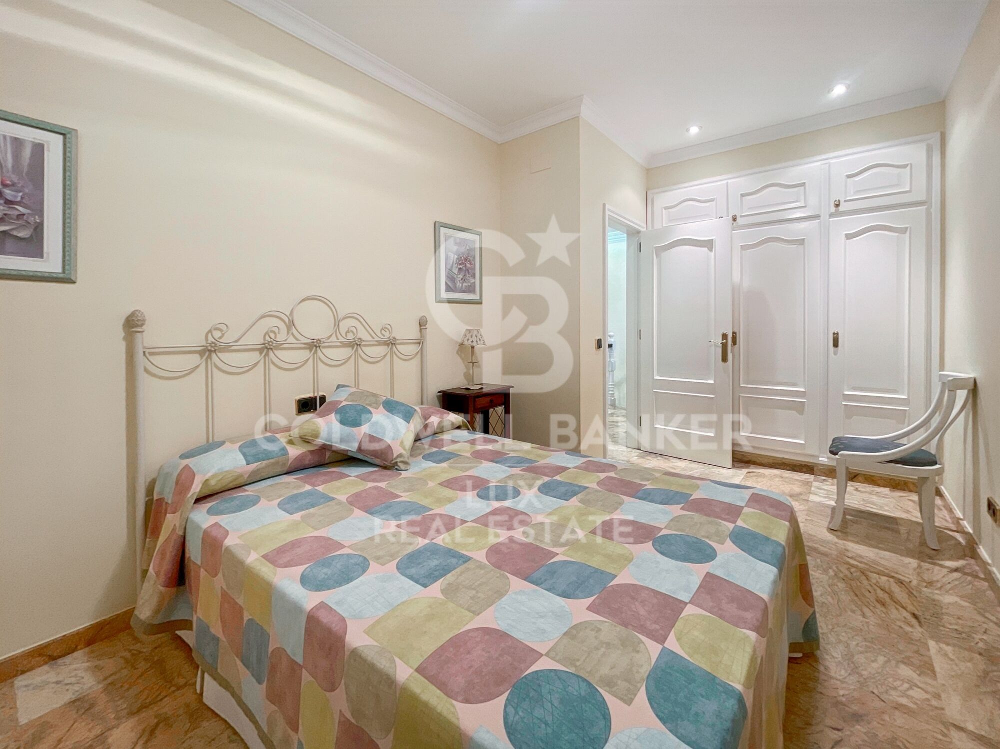 Maison avec 5 chambres, piscine et sous-sol spacieux