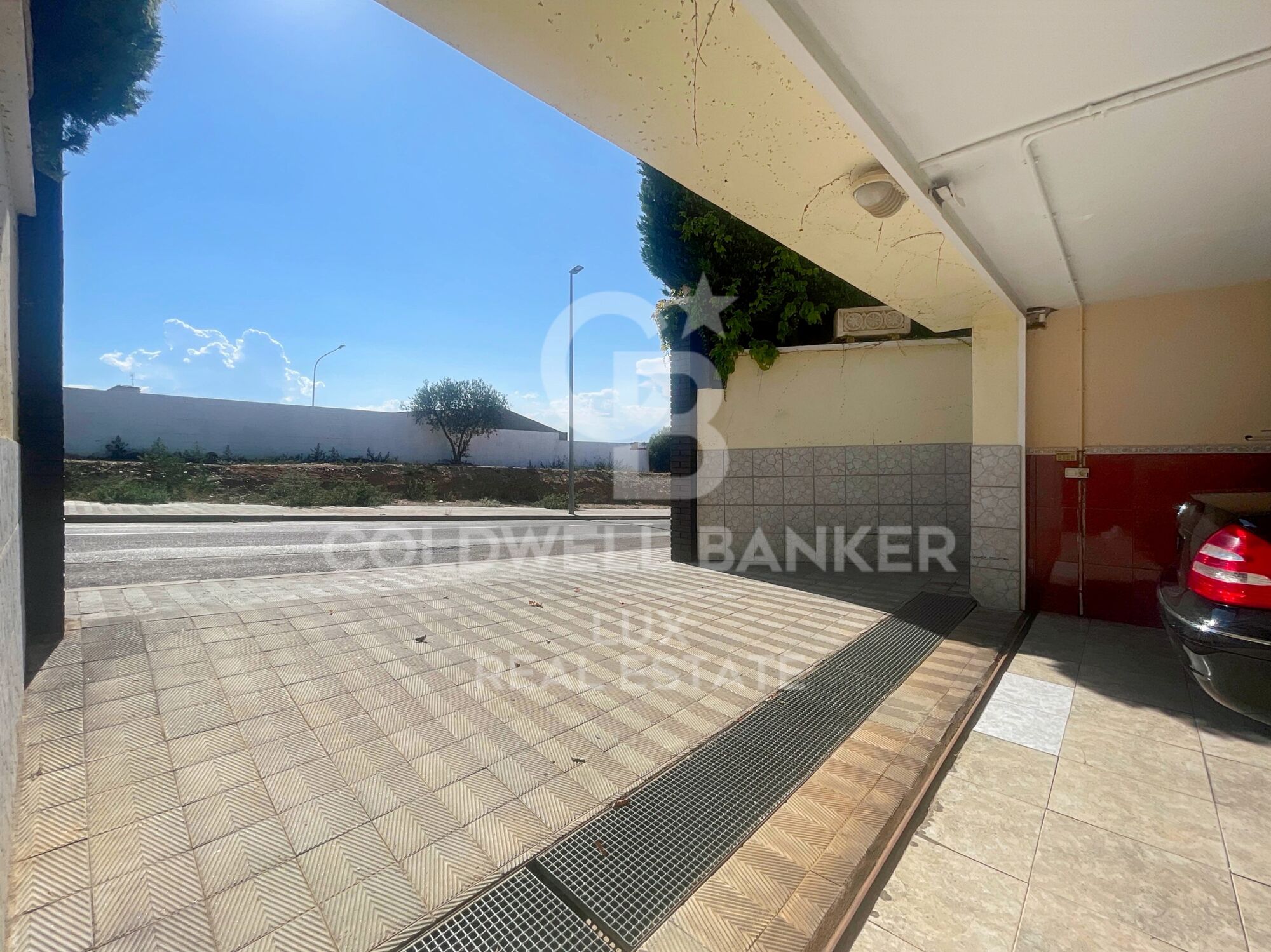 Maison avec 5 chambres, piscine et sous-sol spacieux