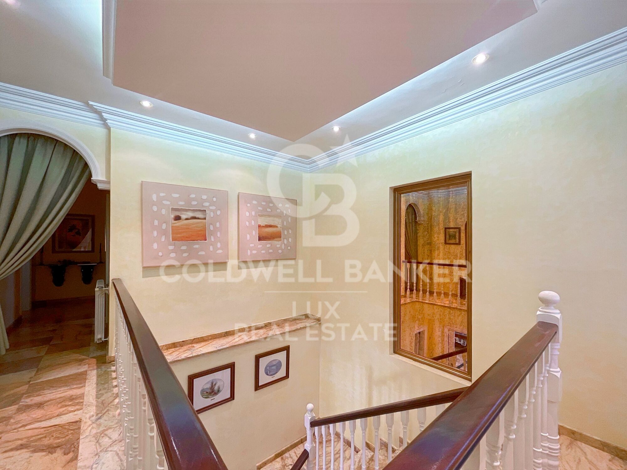 Maison avec 5 chambres, piscine et sous-sol spacieux