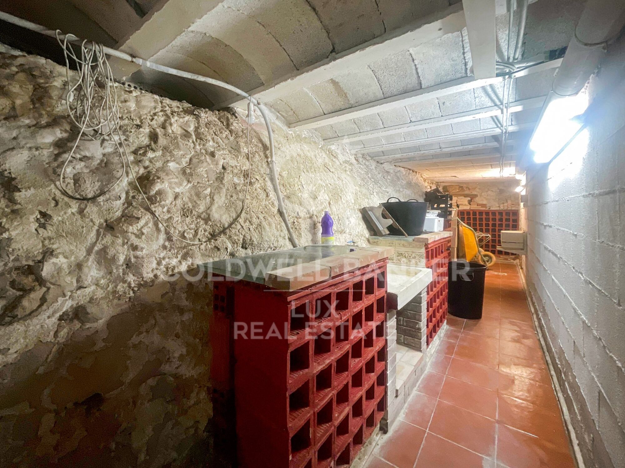 Maison avec 5 chambres, piscine et sous-sol spacieux