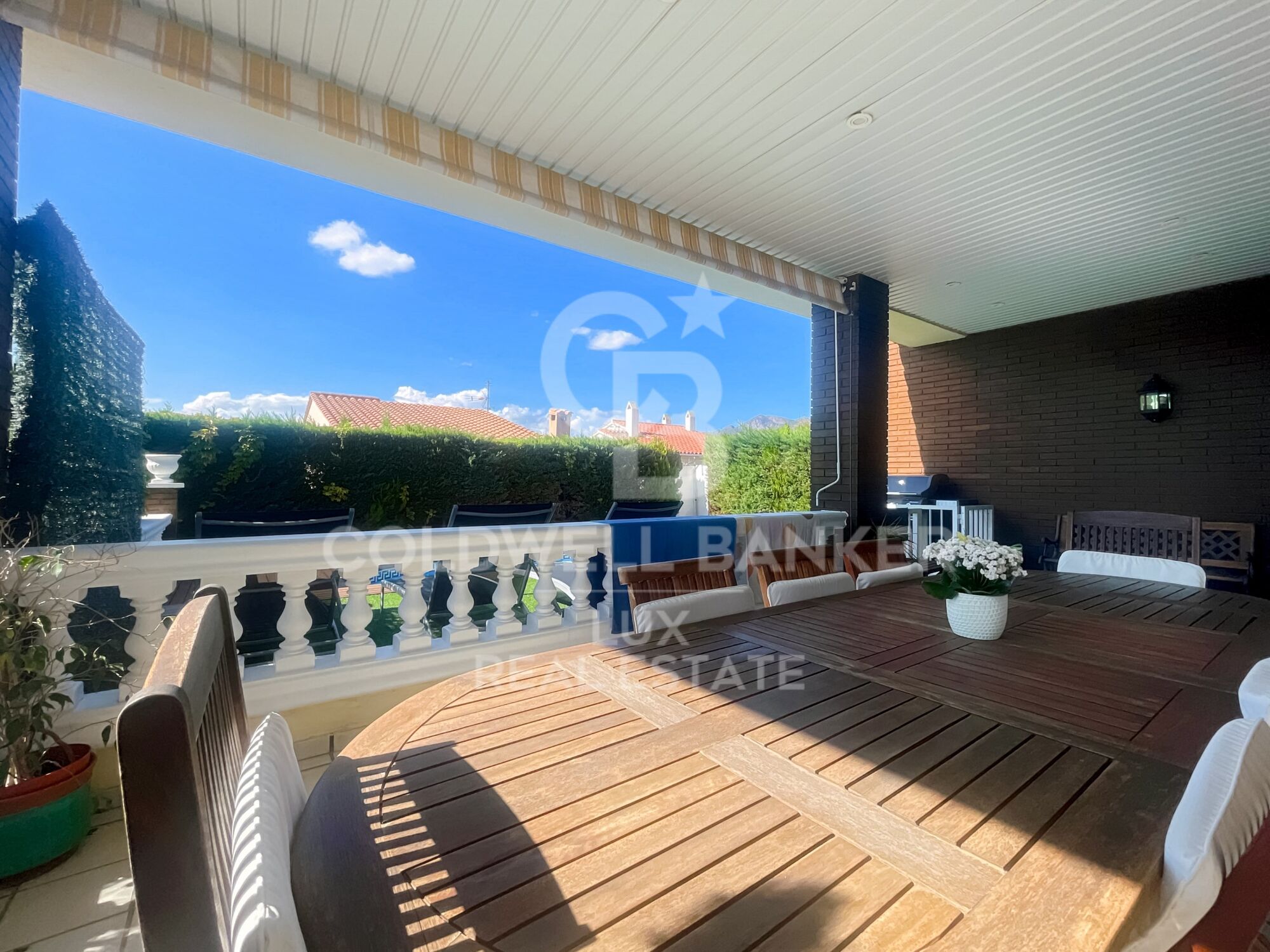 Maison avec 5 chambres, piscine et sous-sol spacieux