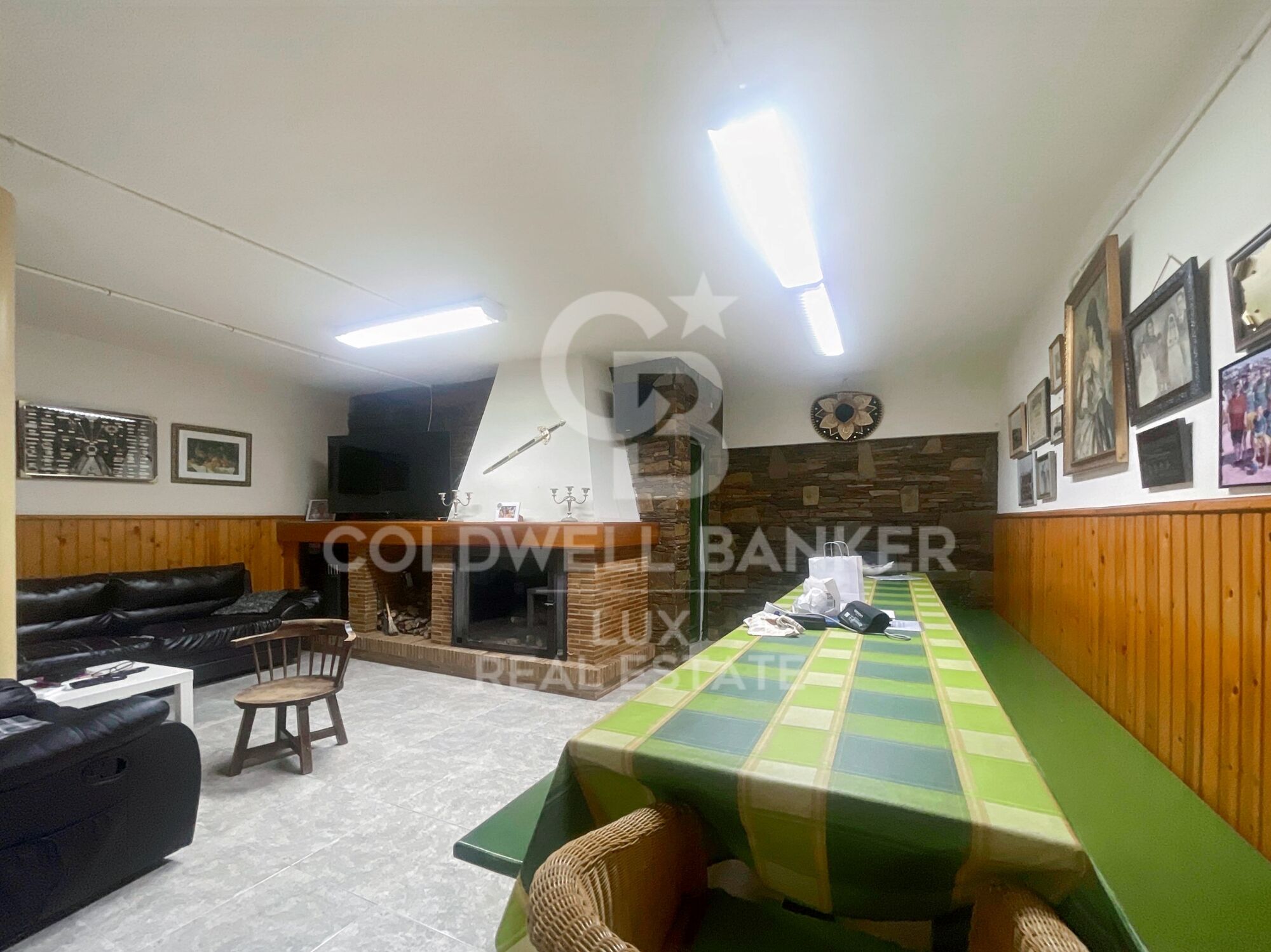 5-bedroom house with pool and spacious basement