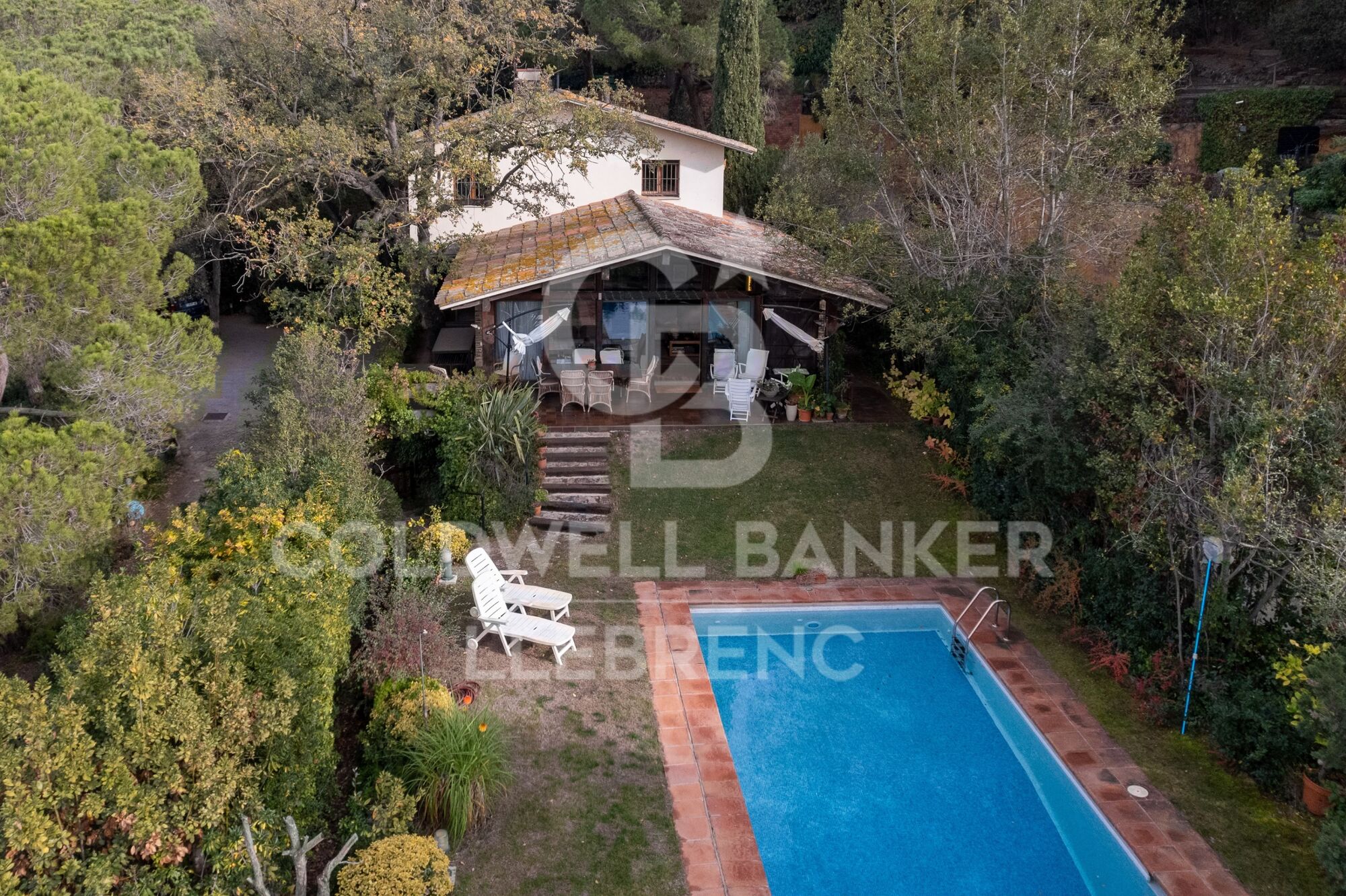 Preciosa casa en venta en Vallvidrera con jardín y piscina