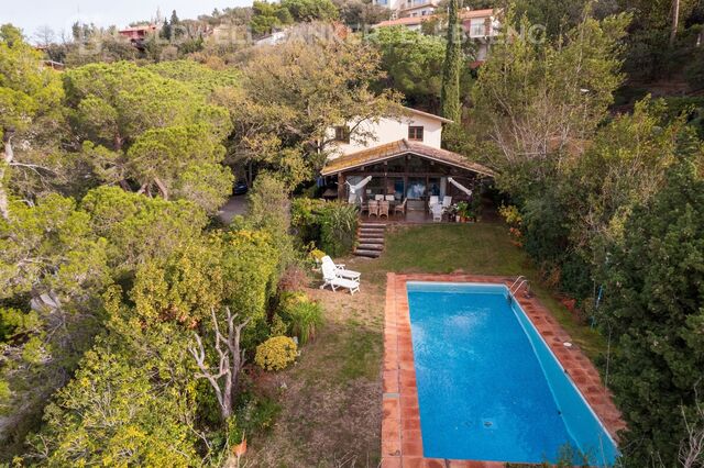 Beautiful house for sale in Vallvidrera with garden and pool