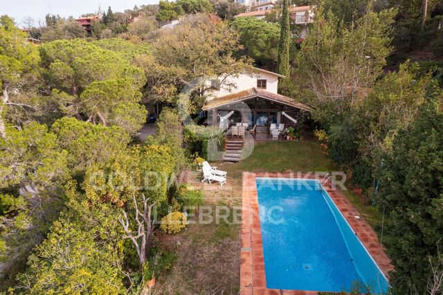 Beautiful house for sale in Vallvidrera with garden and pool