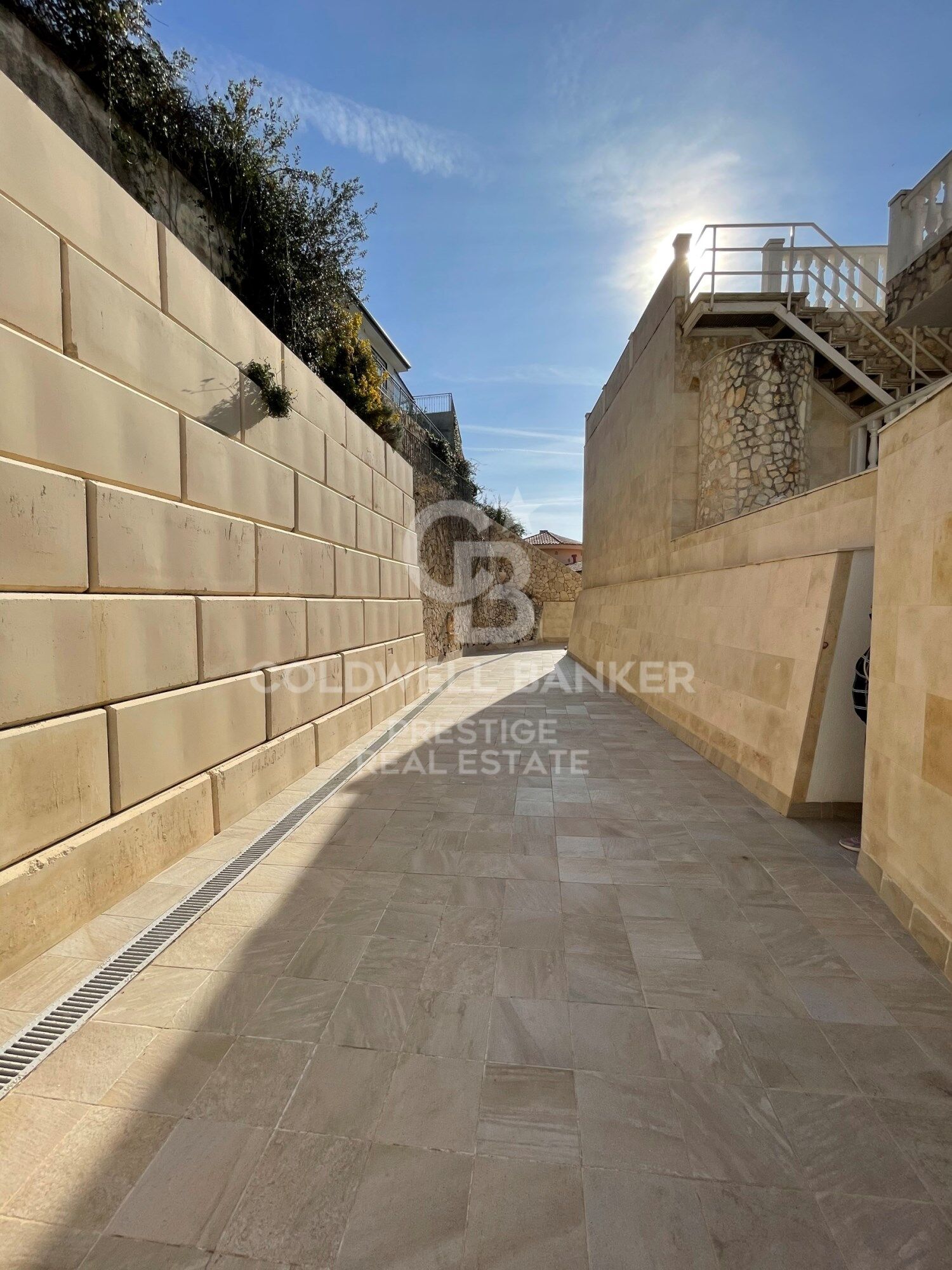 Elegante villa en venta con piscina y vistas panorámicas en Lloret de Mar