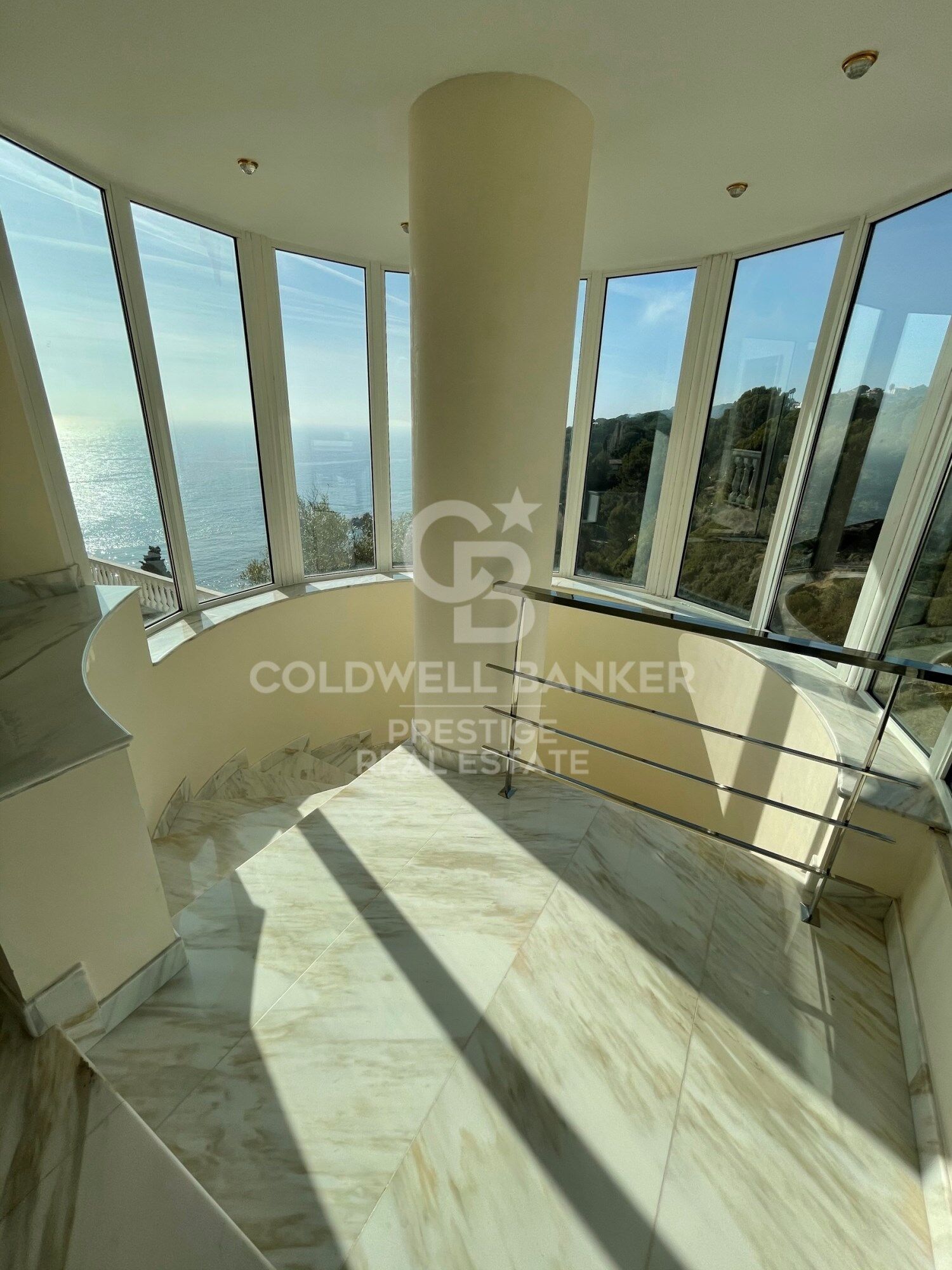 Elegante villa en venta con piscina y vistas panorámicas en Lloret de Mar