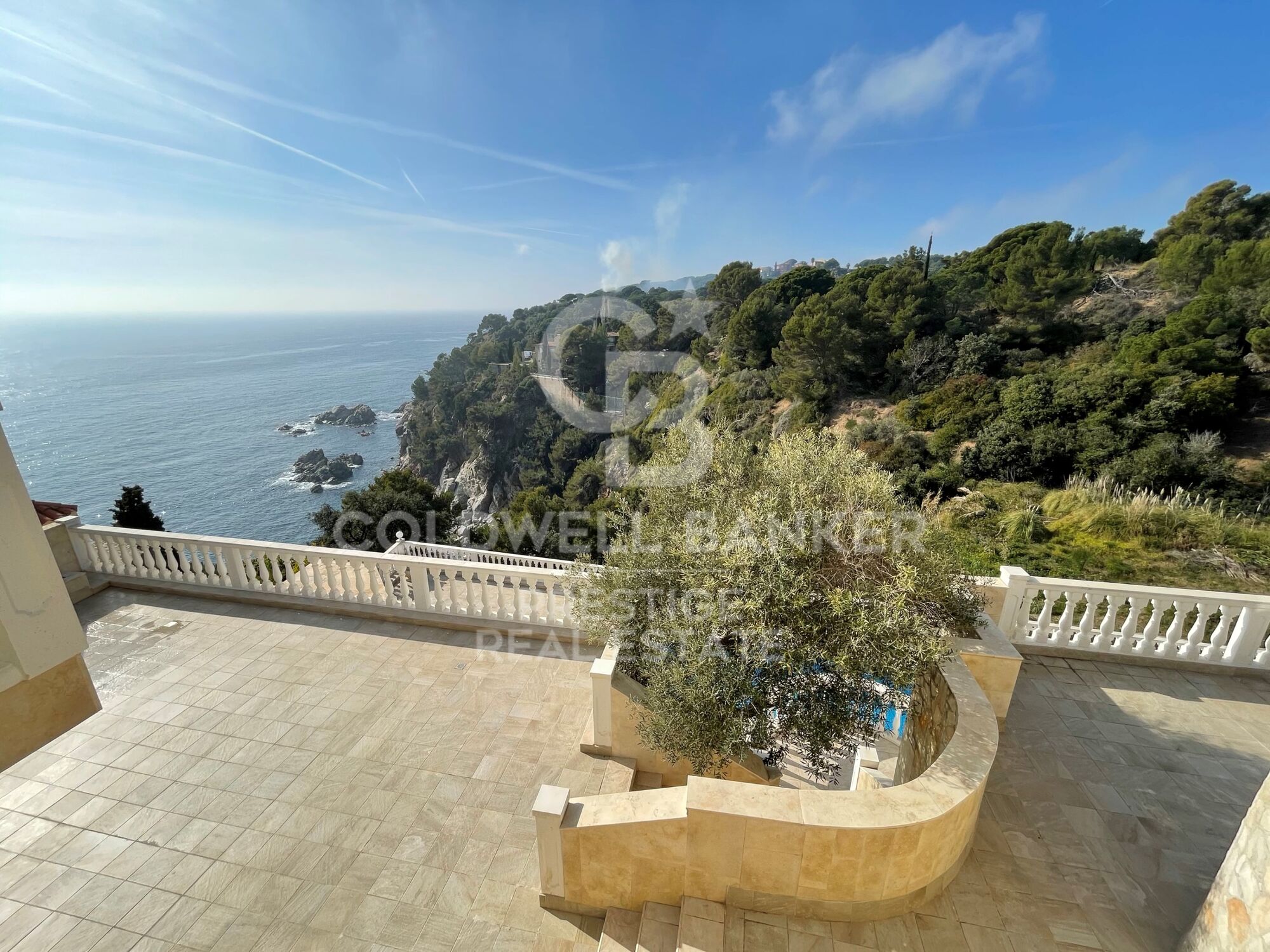 Elegant villa for sale with swimming pool and panoramic views in Lloret de Mar