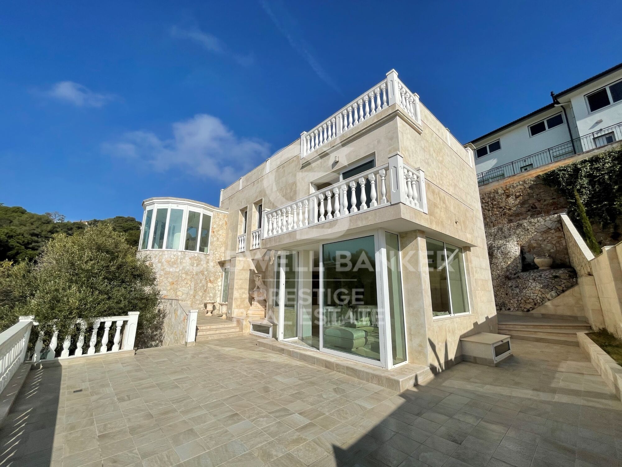 Elegante villa en venta con piscina y vistas panorámicas en Lloret de Mar