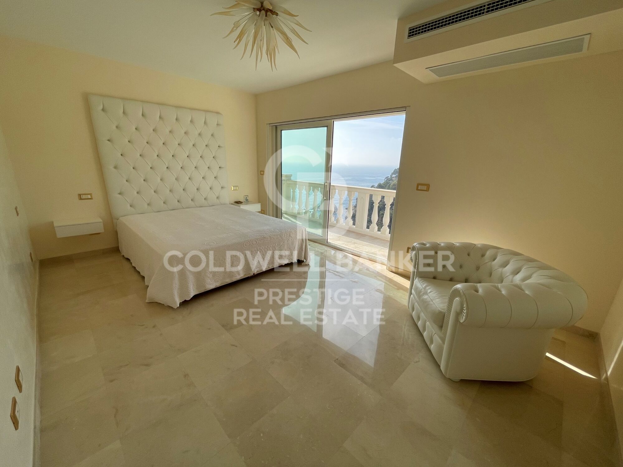 Elegante villa en venta con piscina y vistas panorámicas en Lloret de Mar