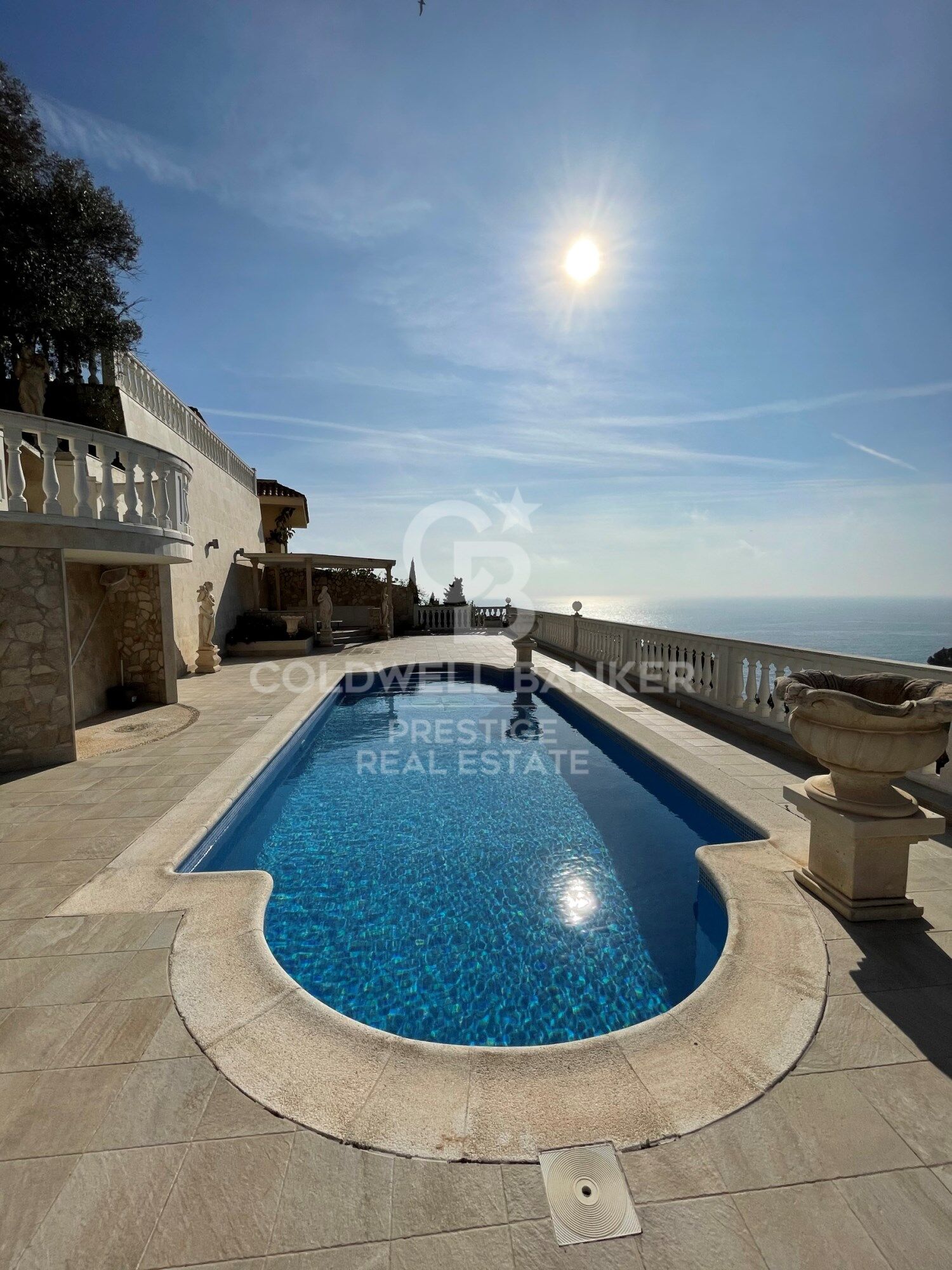 Elegante villa en venta con piscina y vistas panorámicas en Lloret de Mar