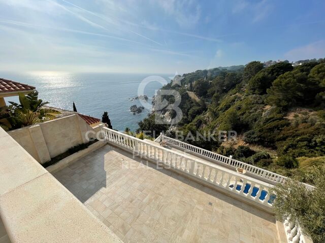 Elegante villa en venta con piscina y vistas panorámicas en Lloret de Mar