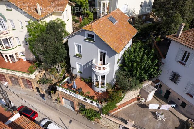Espléndida casa modernista en venta en Vallvidrera con jardín muy bien comunicada