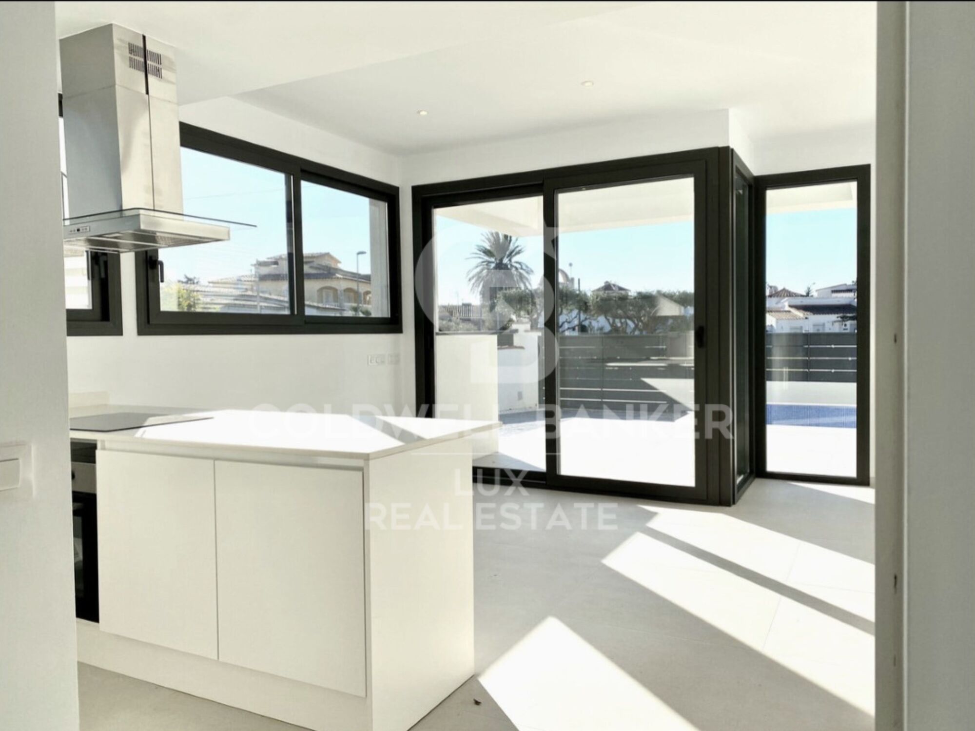 House with pool in Empuriabrava, New construction