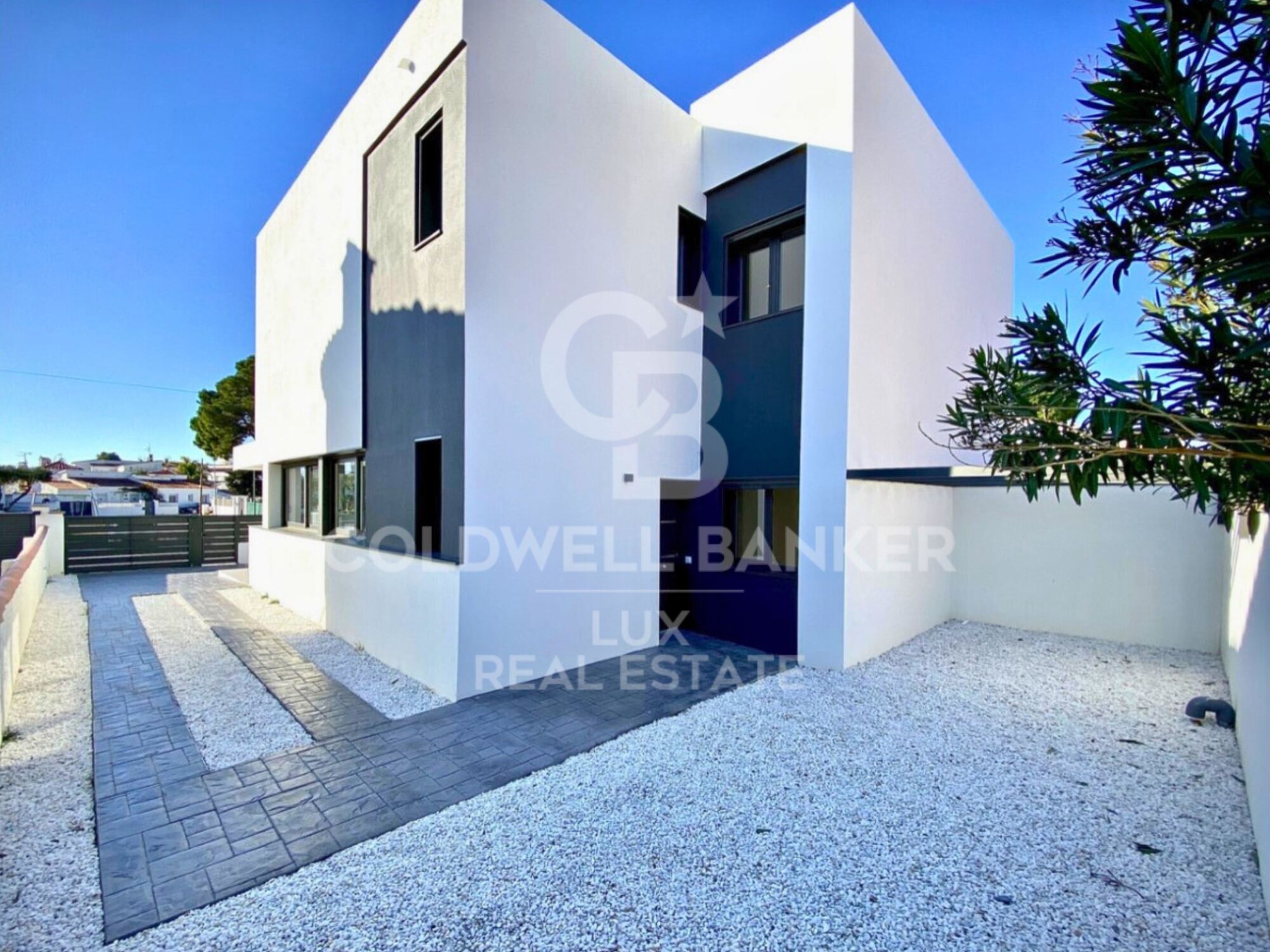 House with pool in Empuriabrava, New construction