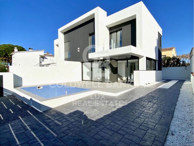 House with pool in Empuriabrava, New construction