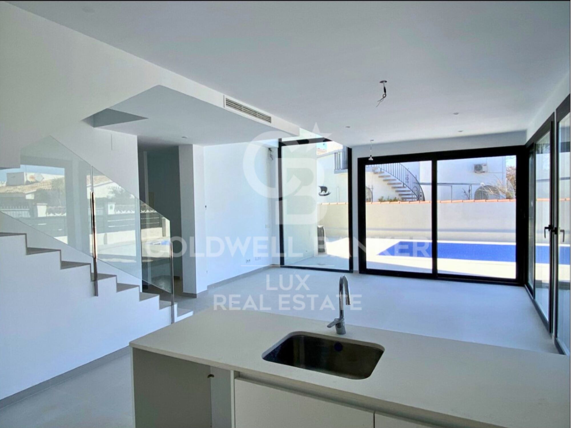 Newly built house with swimming pool in Empuriabrava