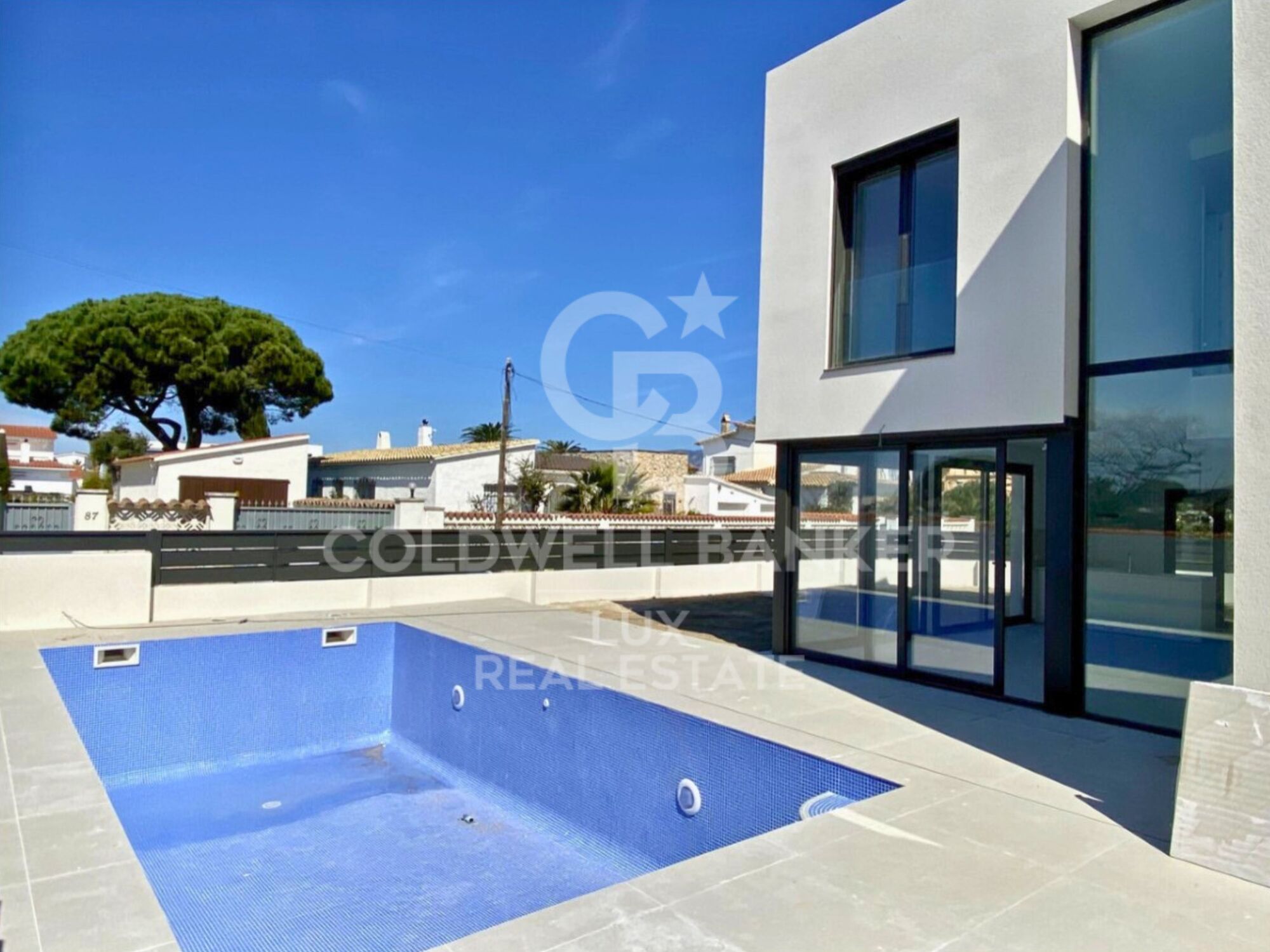 Newly built house with swimming pool in Empuriabrava
