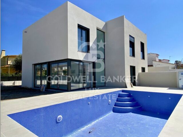 Newly built house with swimming pool in Empuriabrava