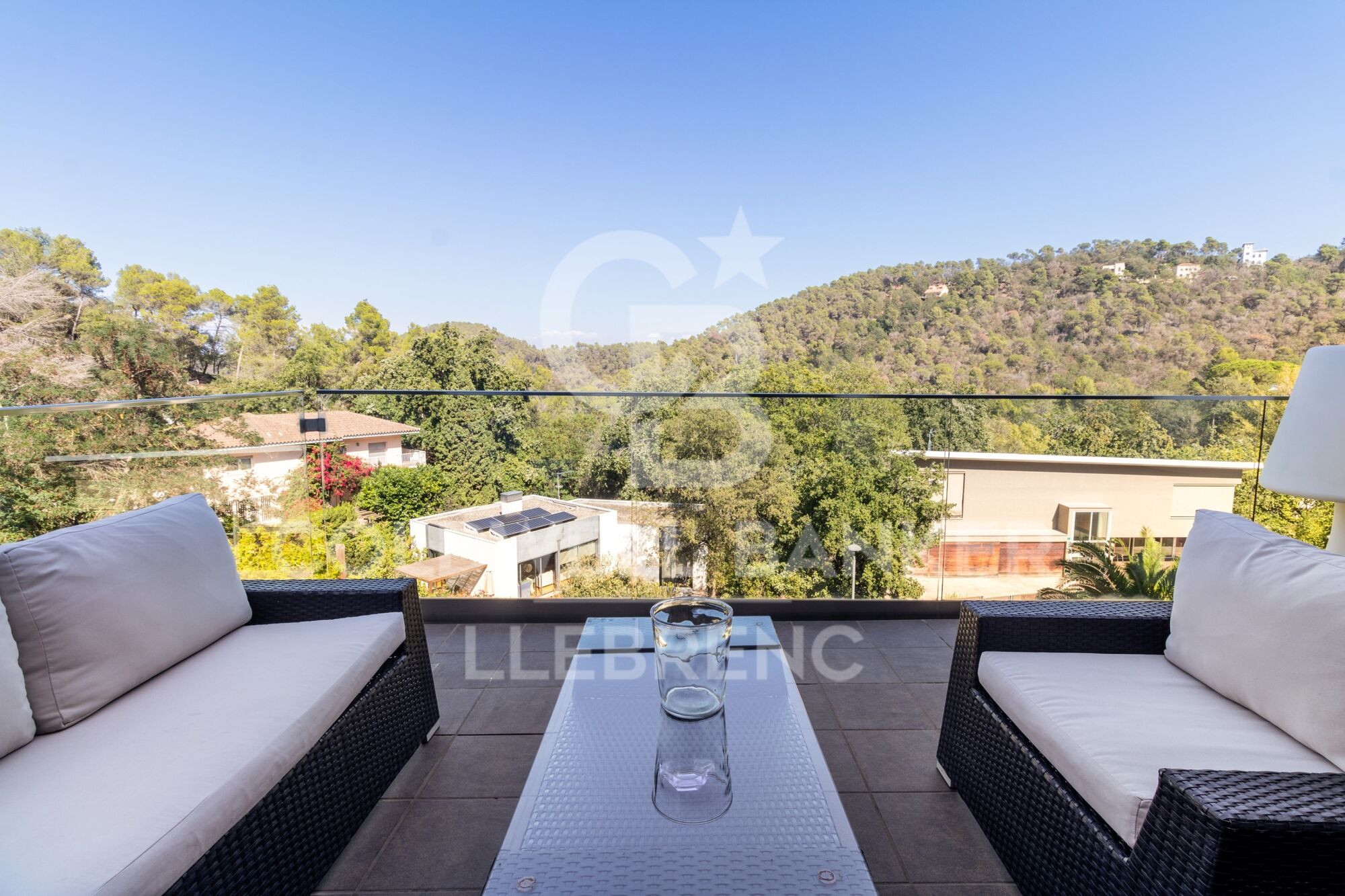 Superbe Maison de Designer à Vendre au Cur du Parc Naturel de Collserola