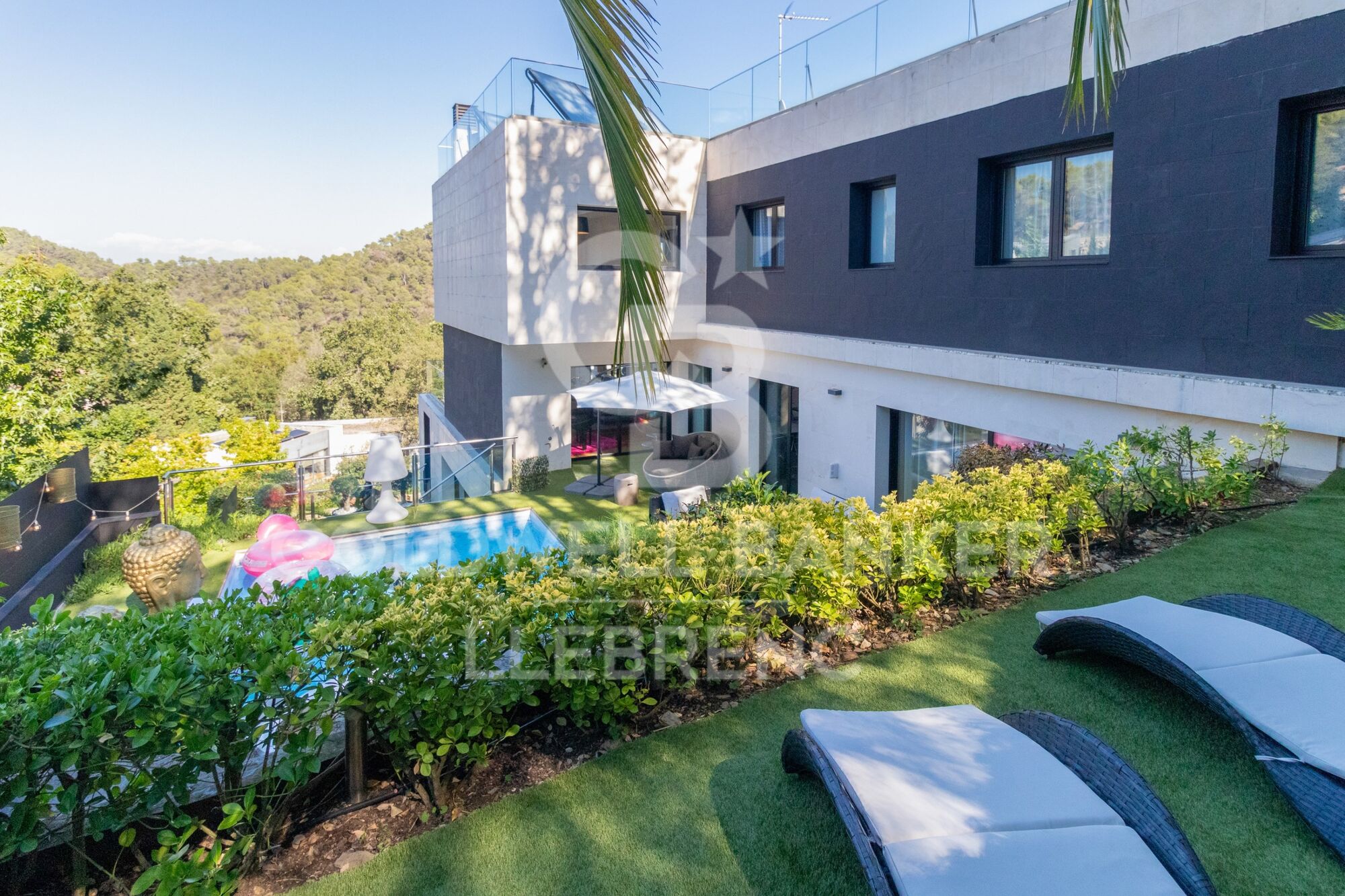 Superbe Maison de Designer à Vendre au Cur du Parc Naturel de Collserola