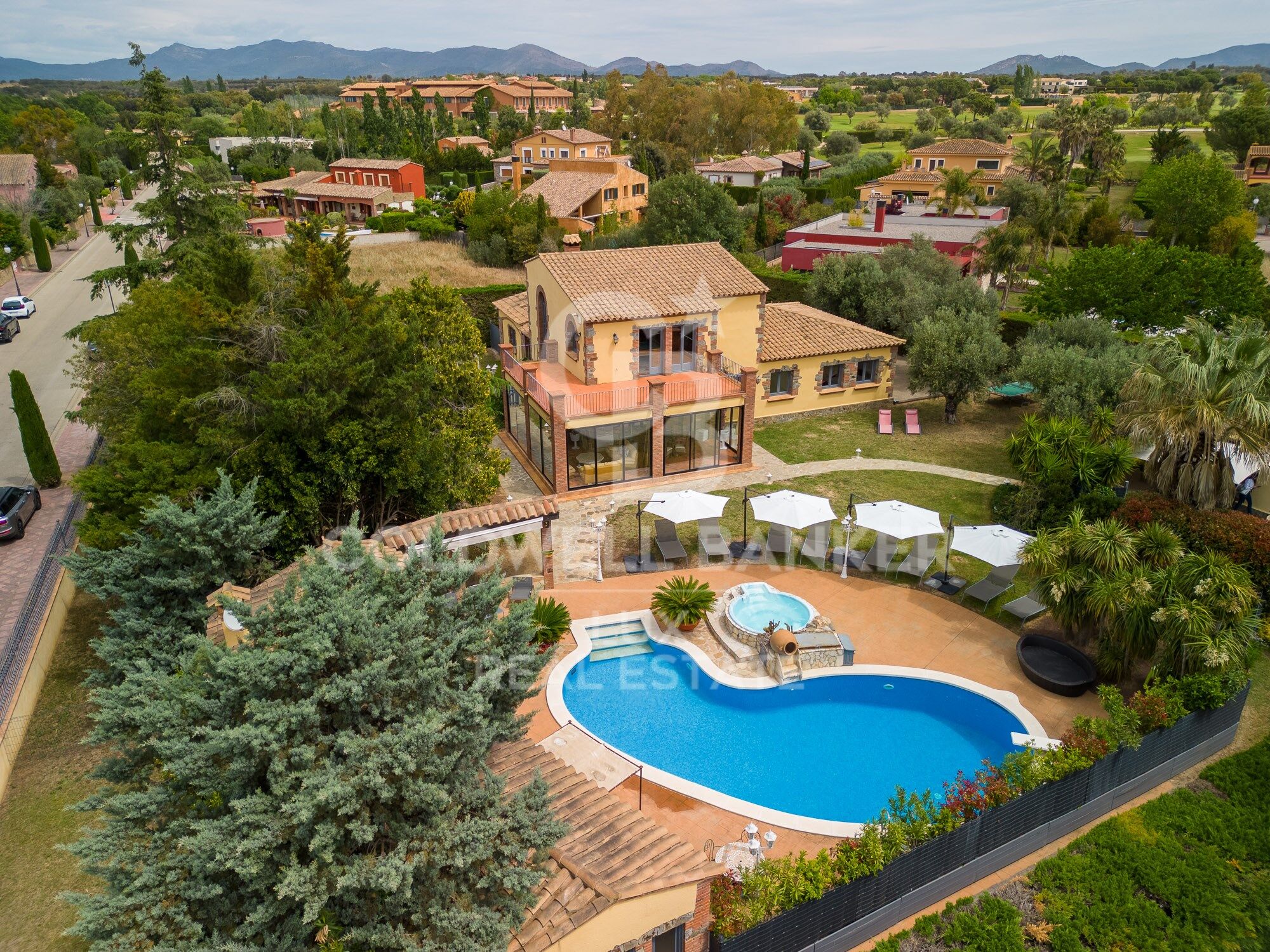 High standing villa with tourist licence in the Golf de Peralada