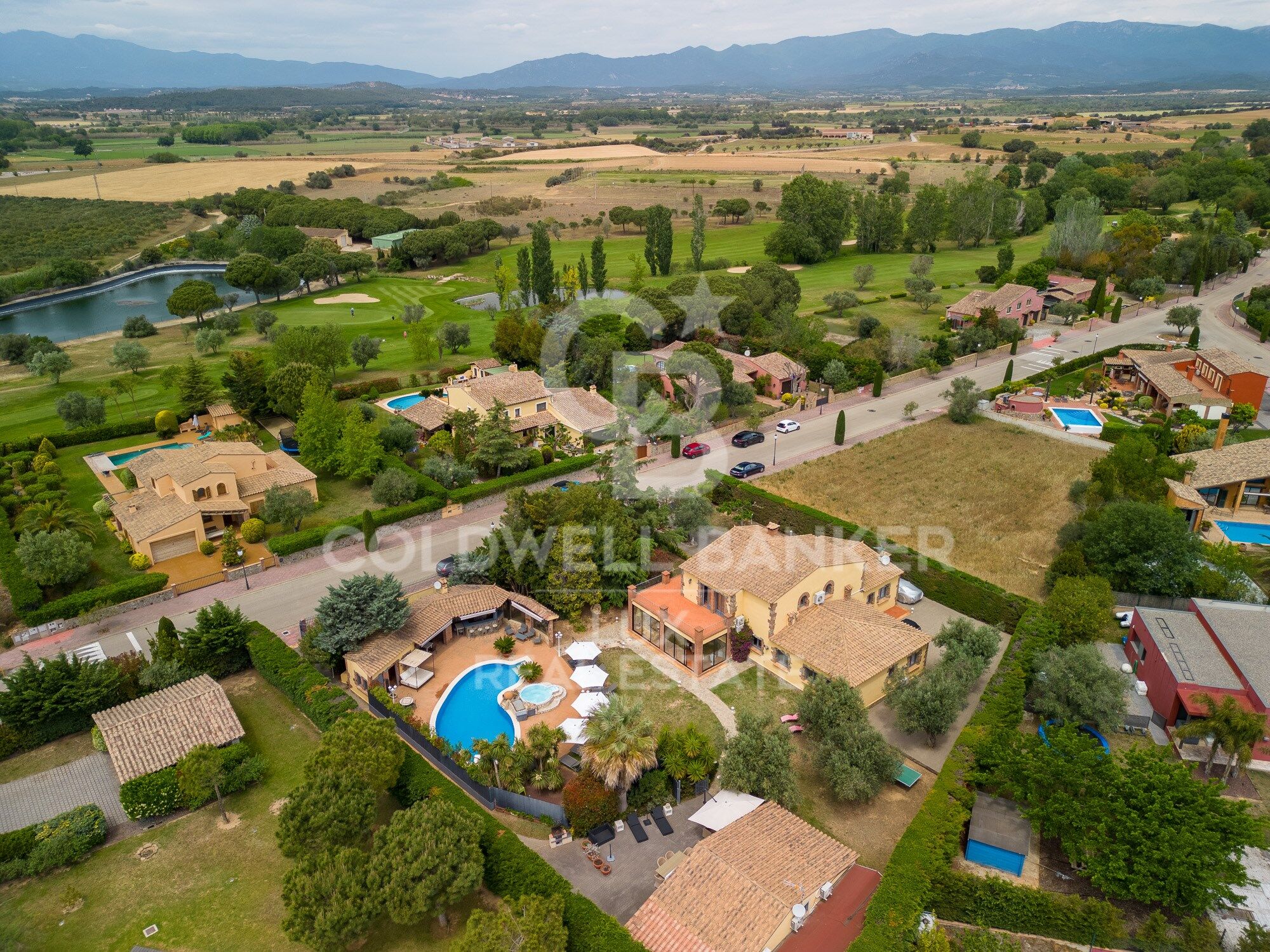 High standing villa with tourist licence in the Golf de Peralada