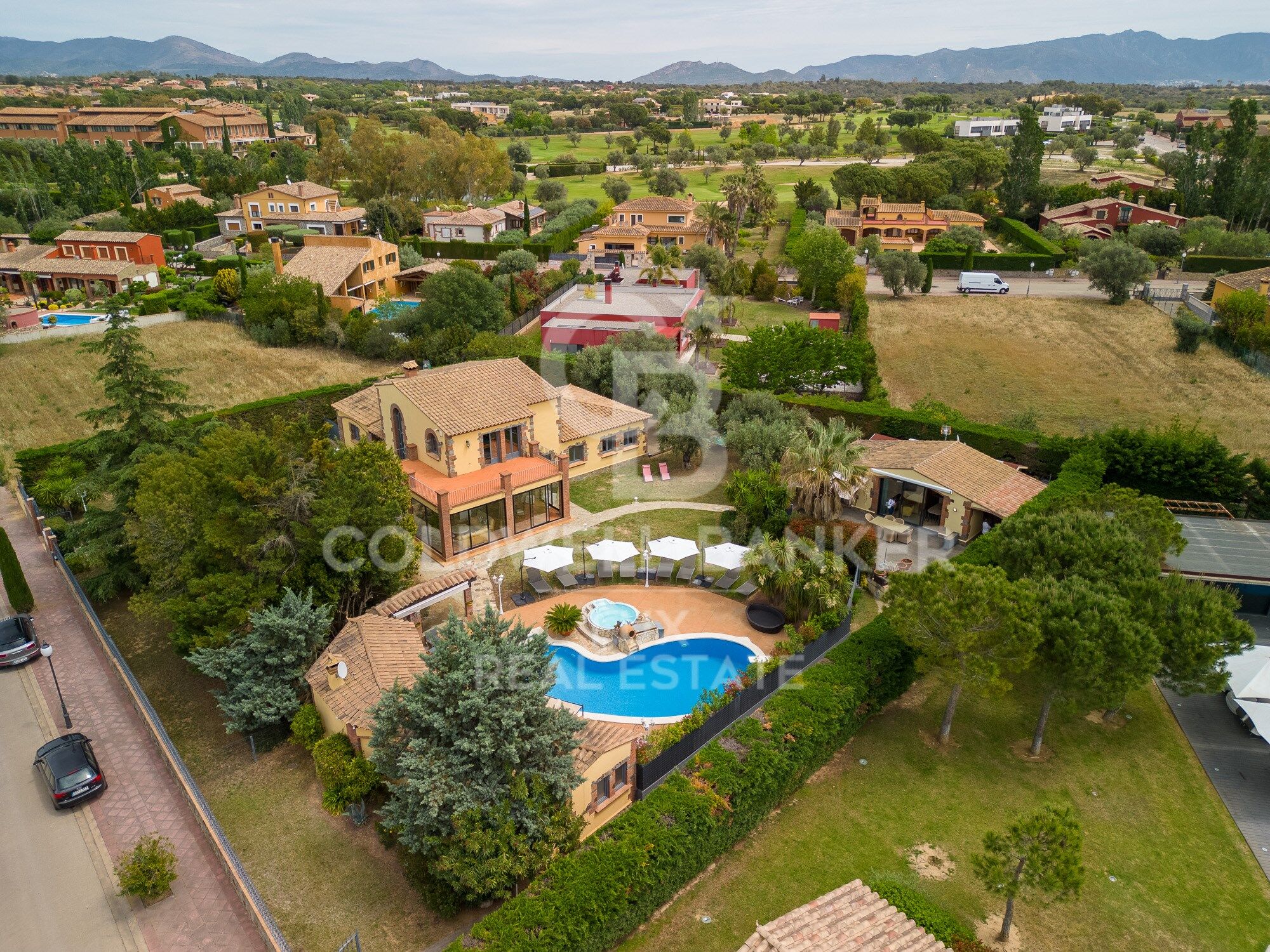 High standing villa with tourist licence in the Golf de Peralada
