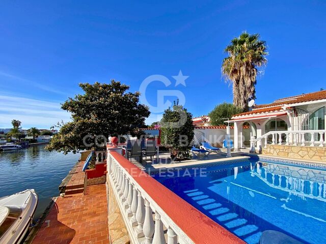House on the wide canal of Empuriabrava, with swimming pool and mooring
