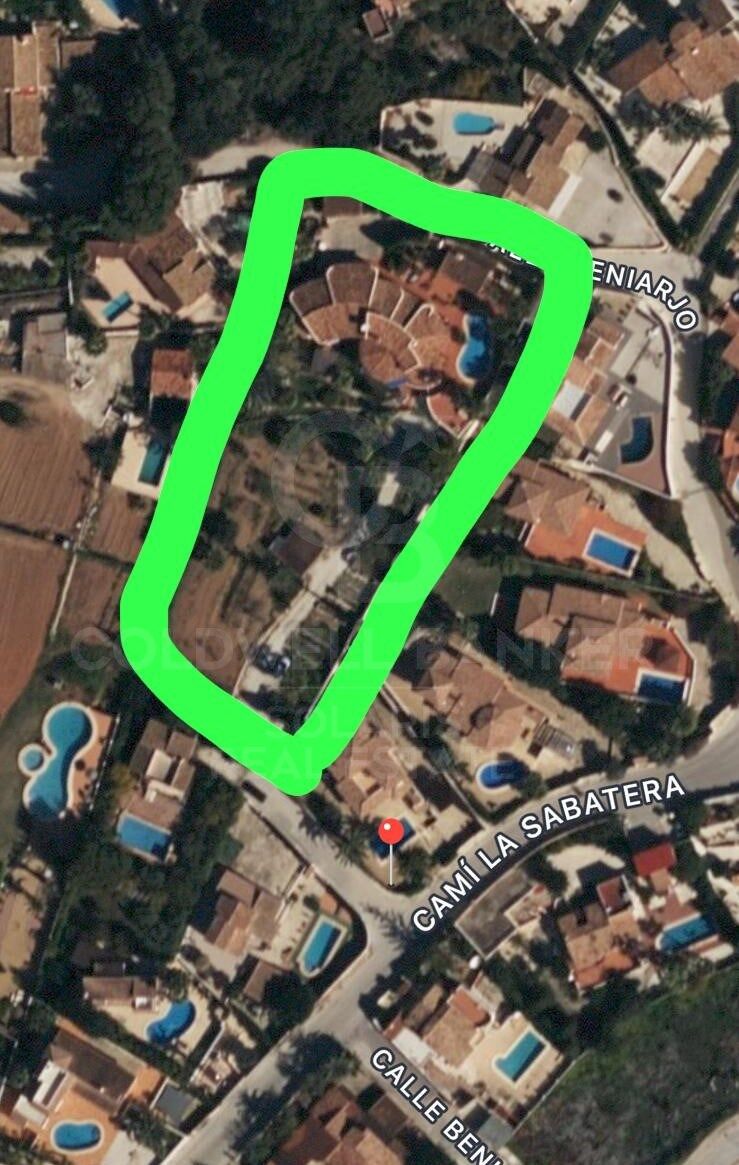 Plot of 4035m2 with sea views with the possibility of reparcelling.